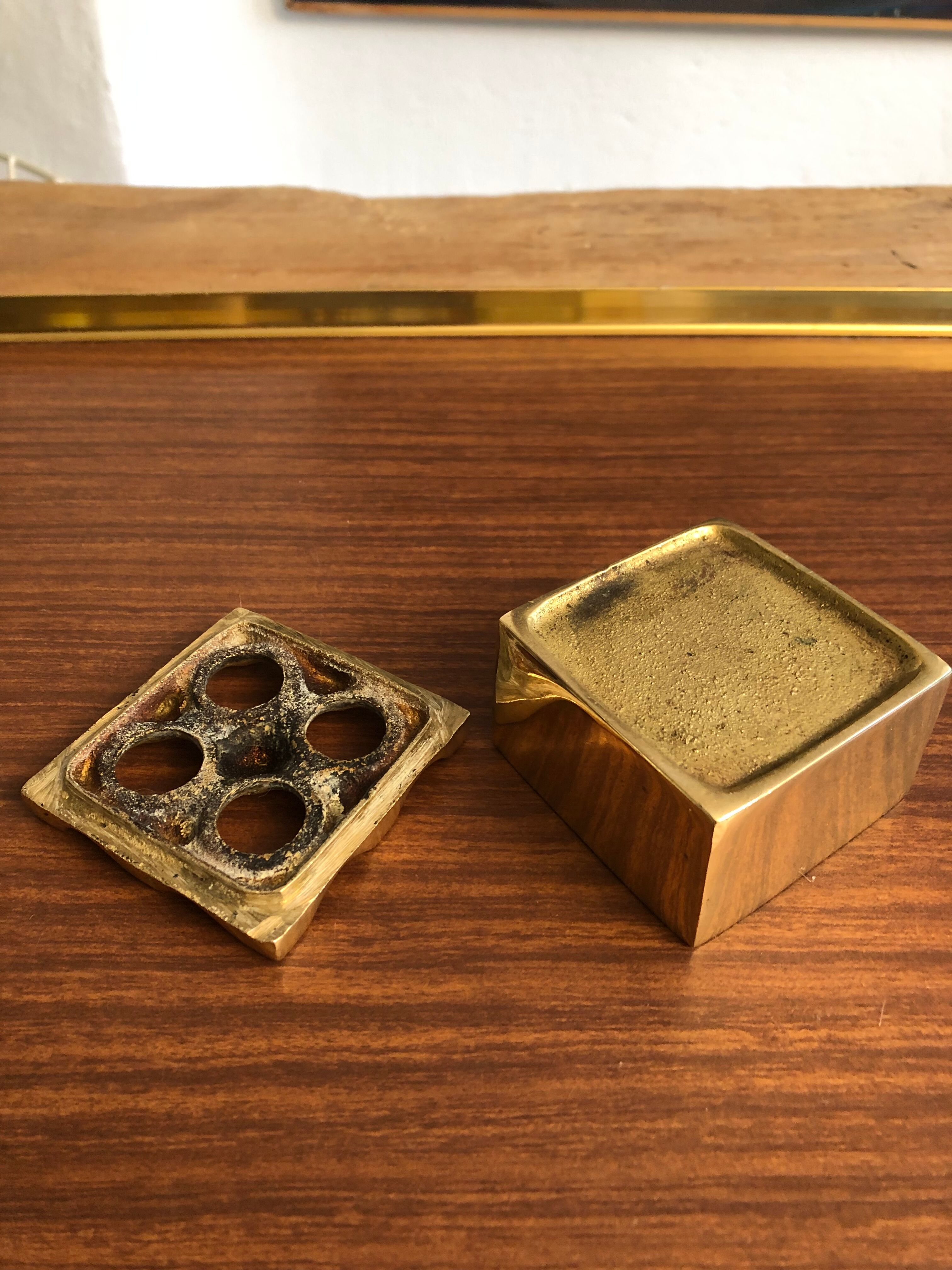 Ultima grate ashtray