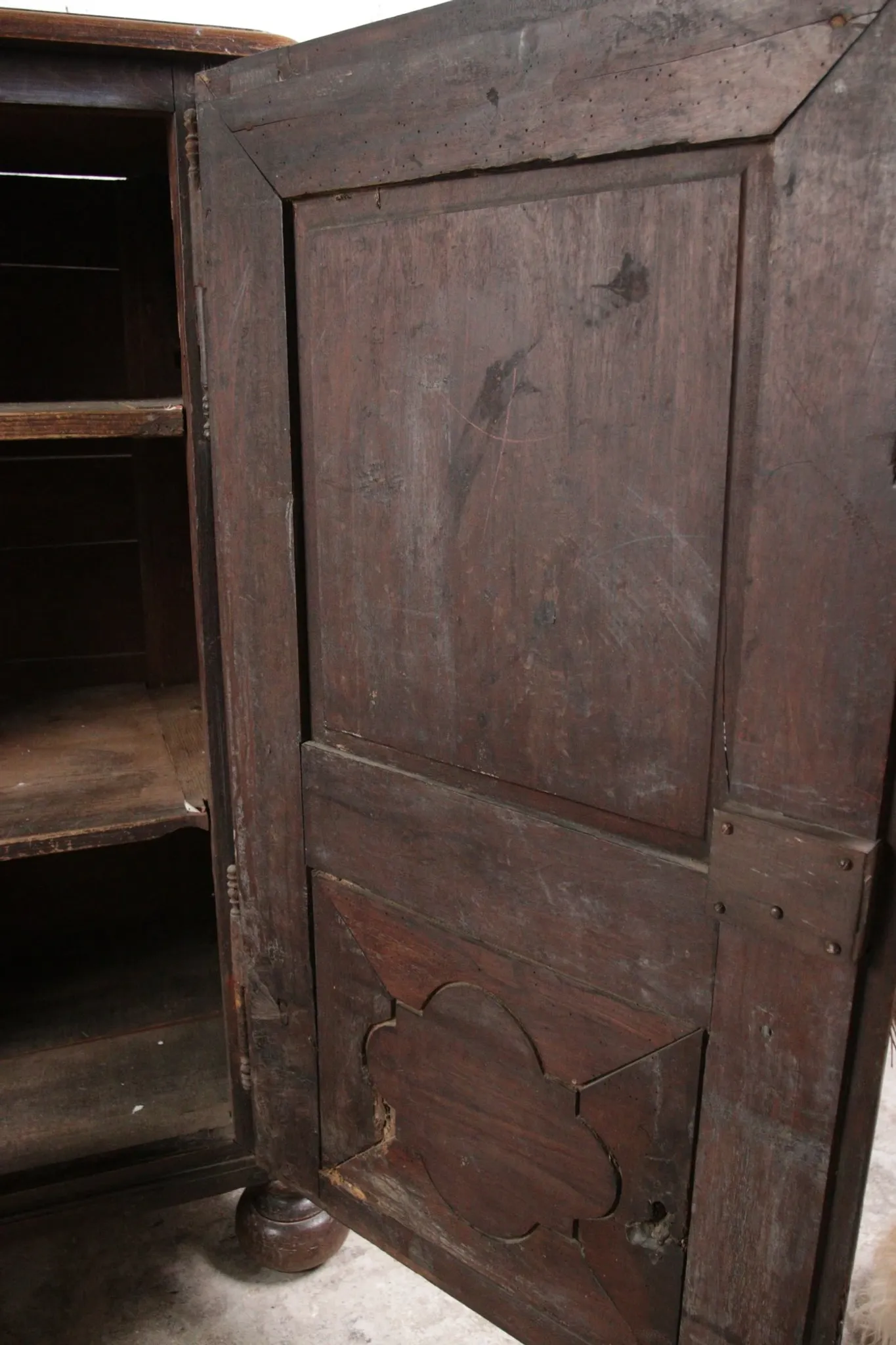 Unique 17th century cabinet portrait and scallop