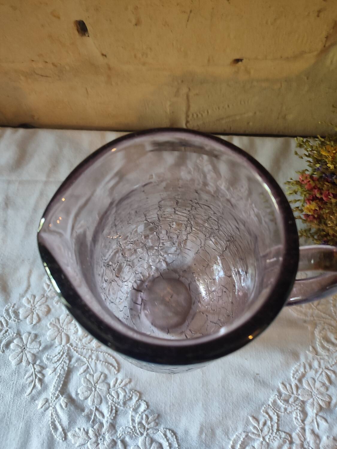 Pichet en verre craquelé couleur mauve