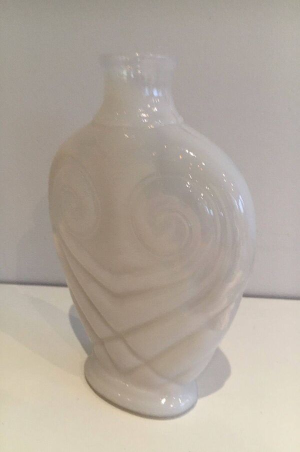 Vase hibou en verre opalin blanc. Vers 1970