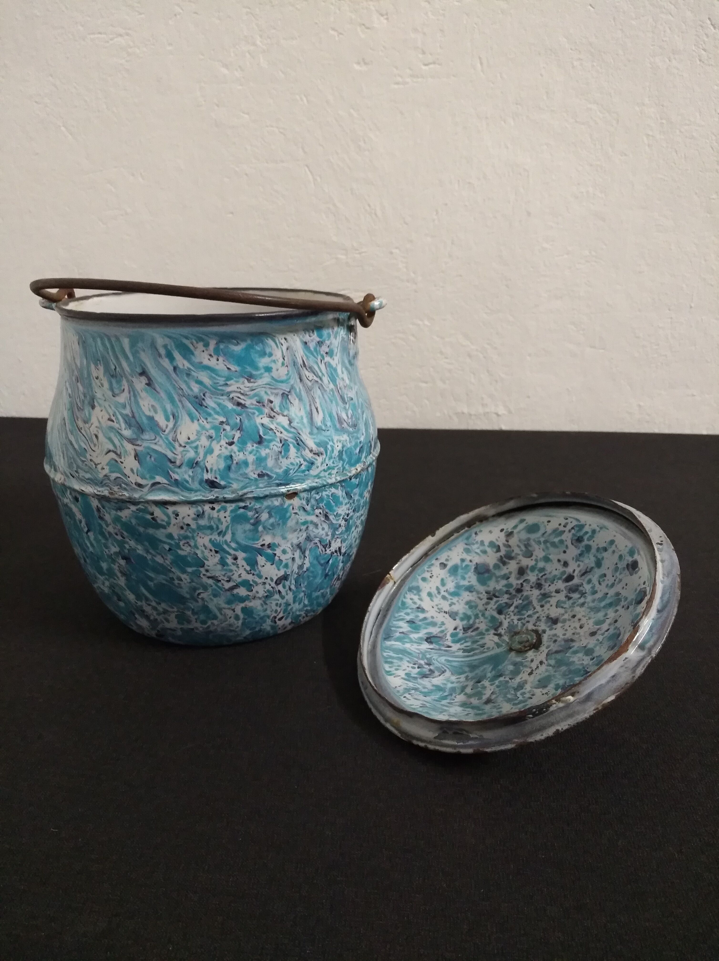 Enamelled pot