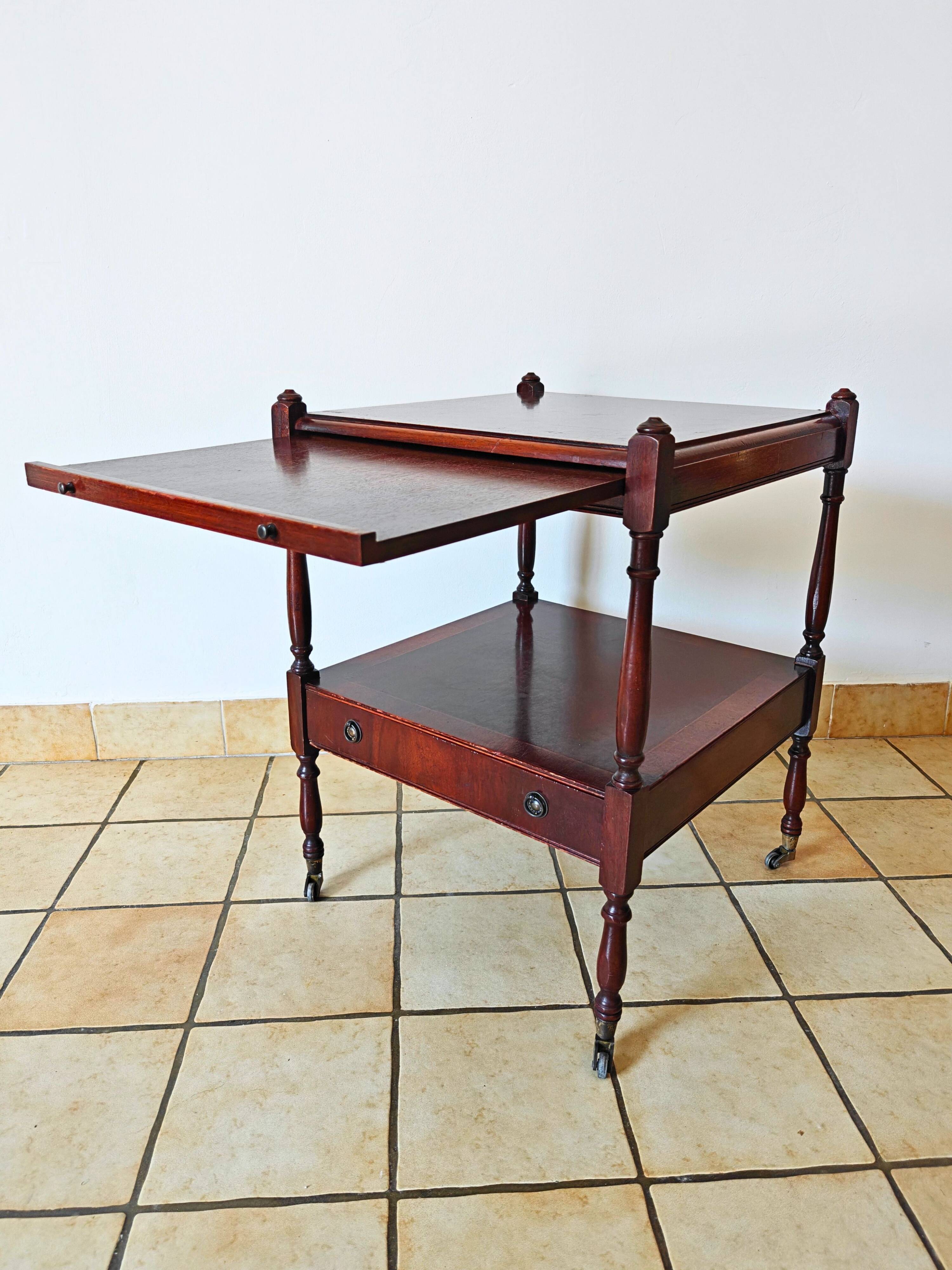 Table d'appoint en if par Bradley England