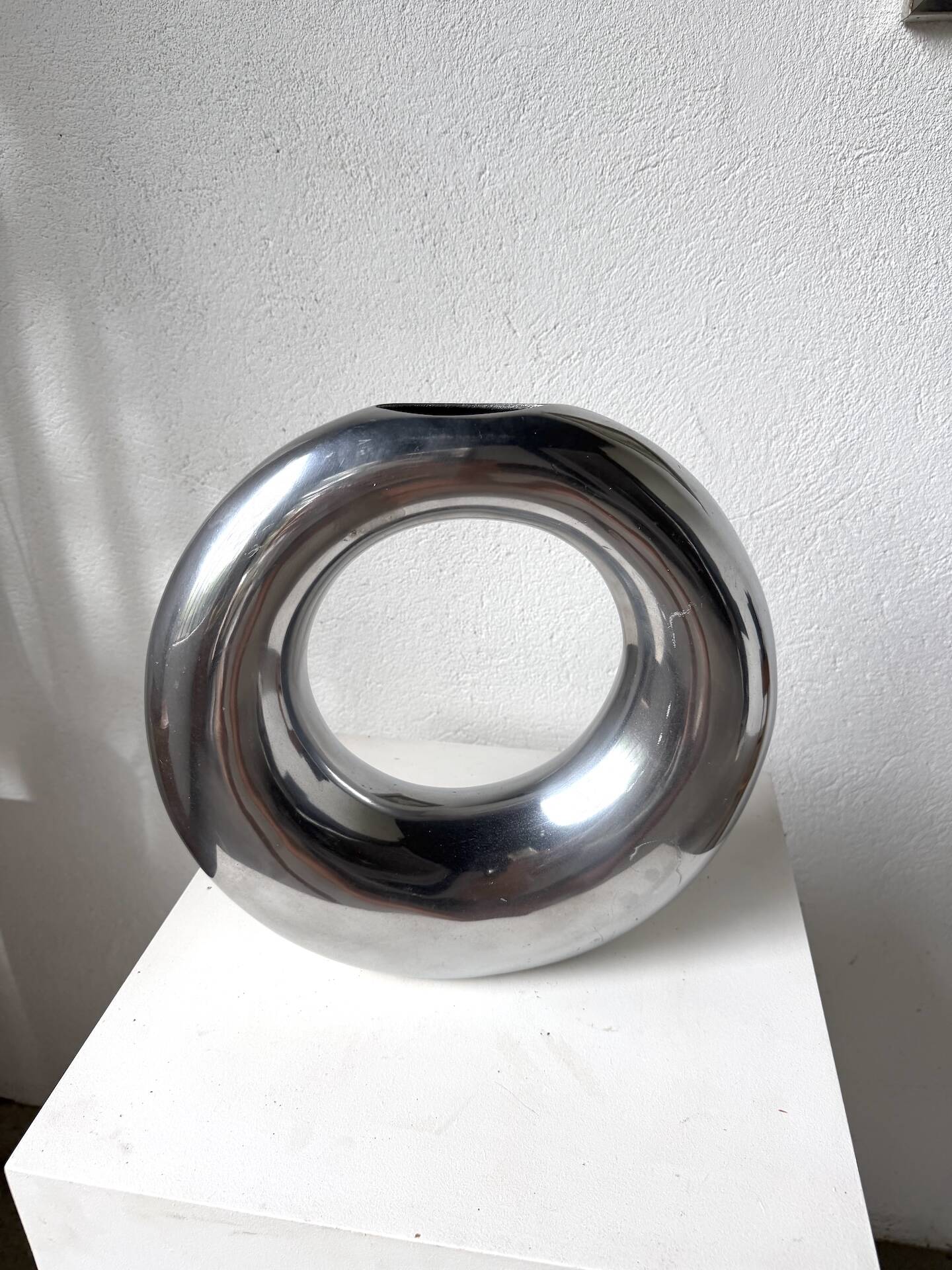 Round aluminium loop vase