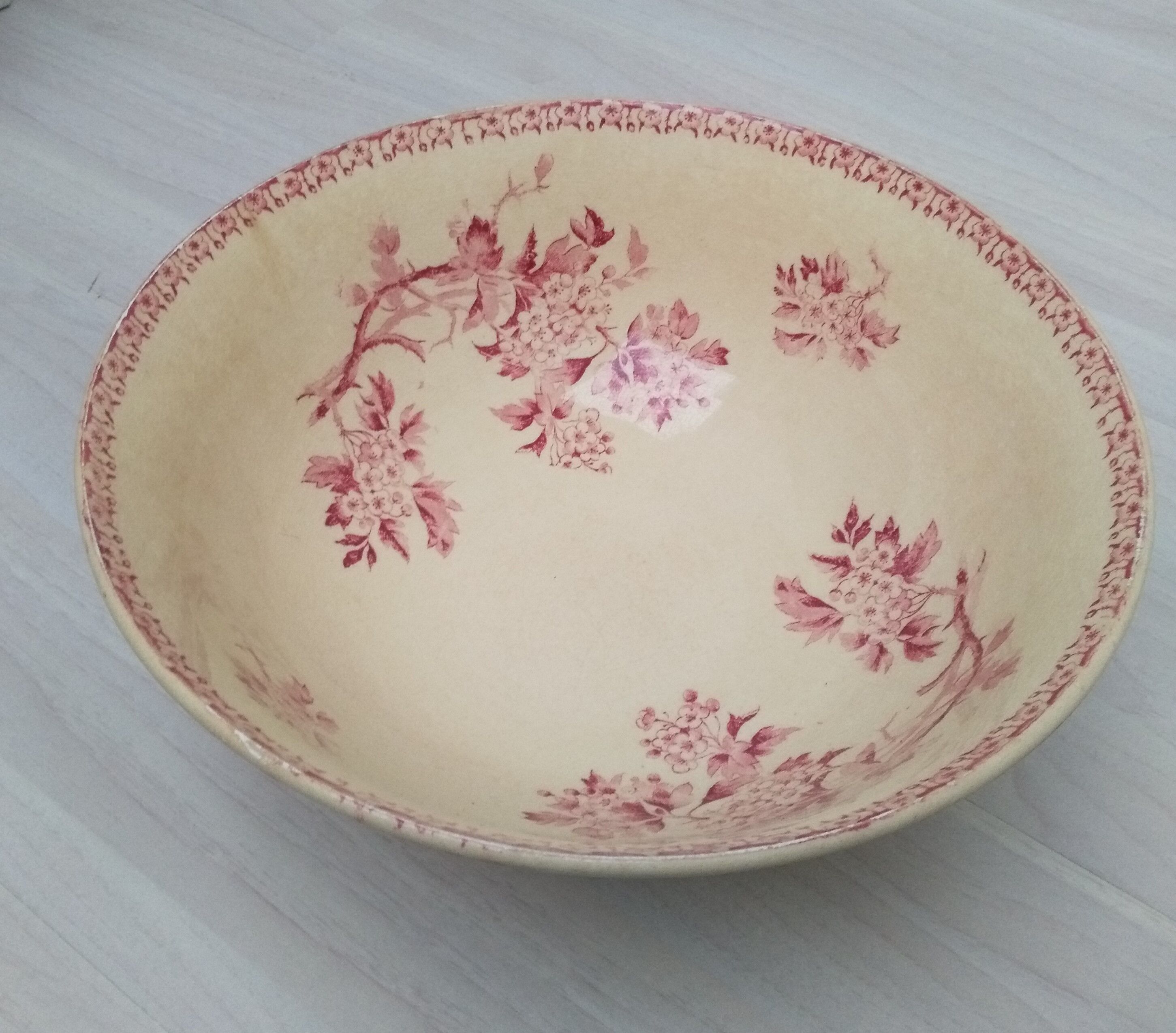 Salad bowl on foot in iron earth of Gien model Pink hawthorn