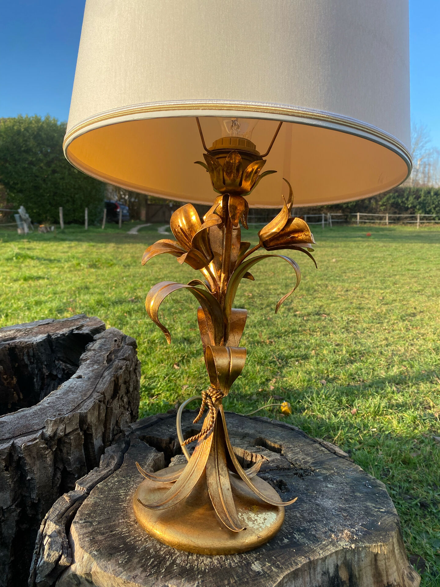 Lampe vintage dorée bouquet de lys Flor Art