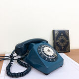 Téléphone cadran bleu vintage