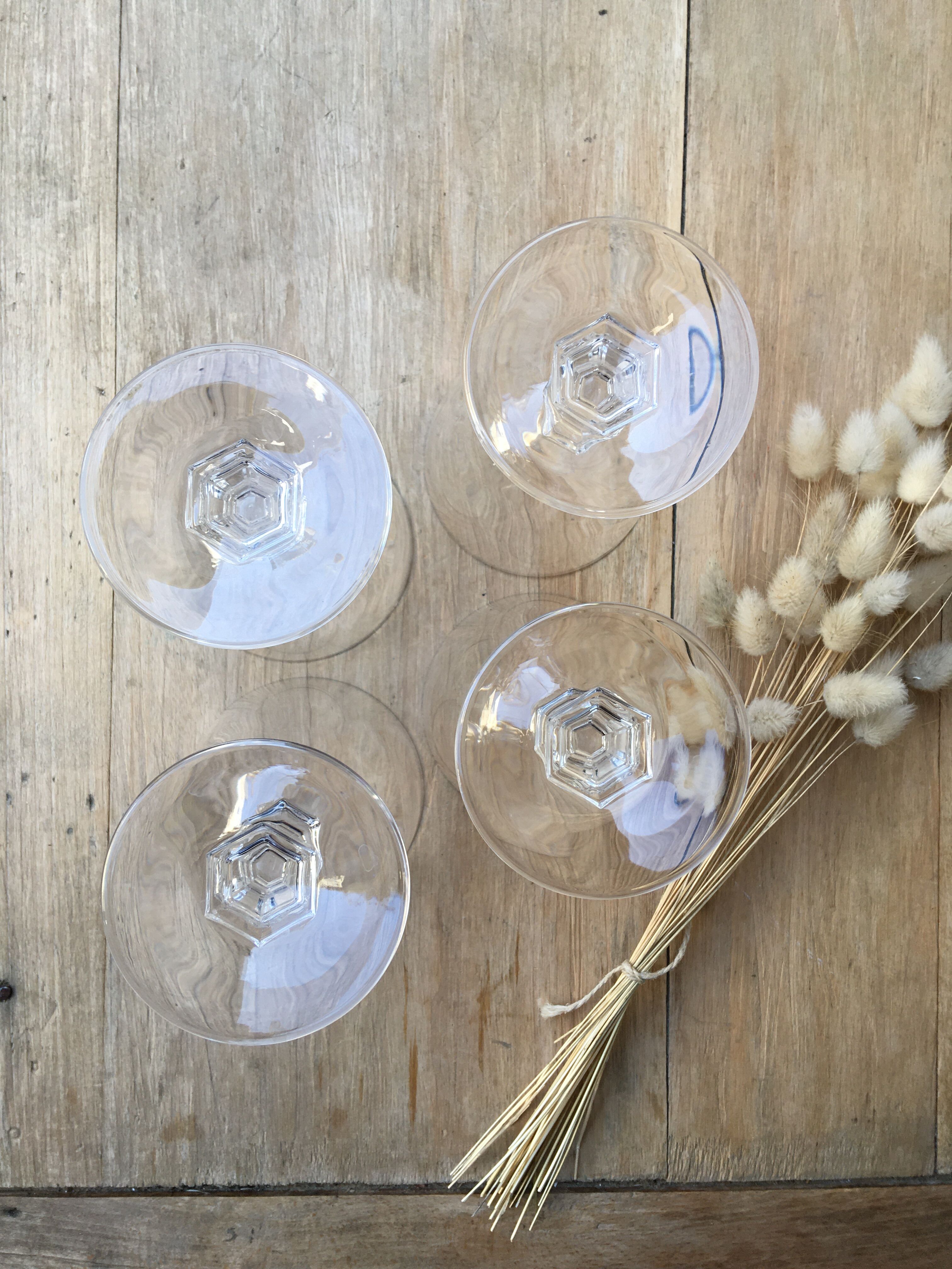 Wine glasses with chiseled foot