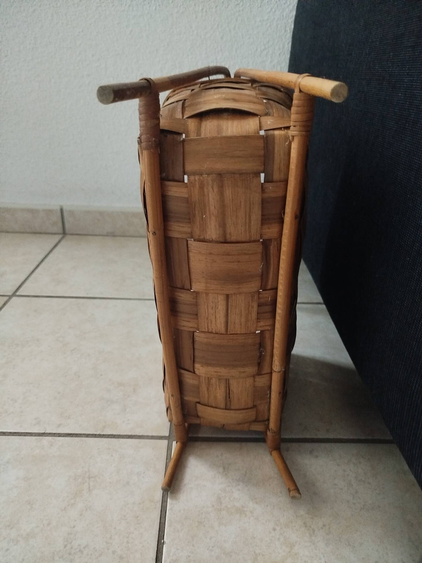 Vintage magazine rack in rattan/wood