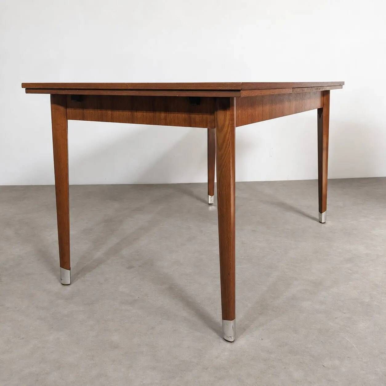 Table à manger de style mid-century moderne