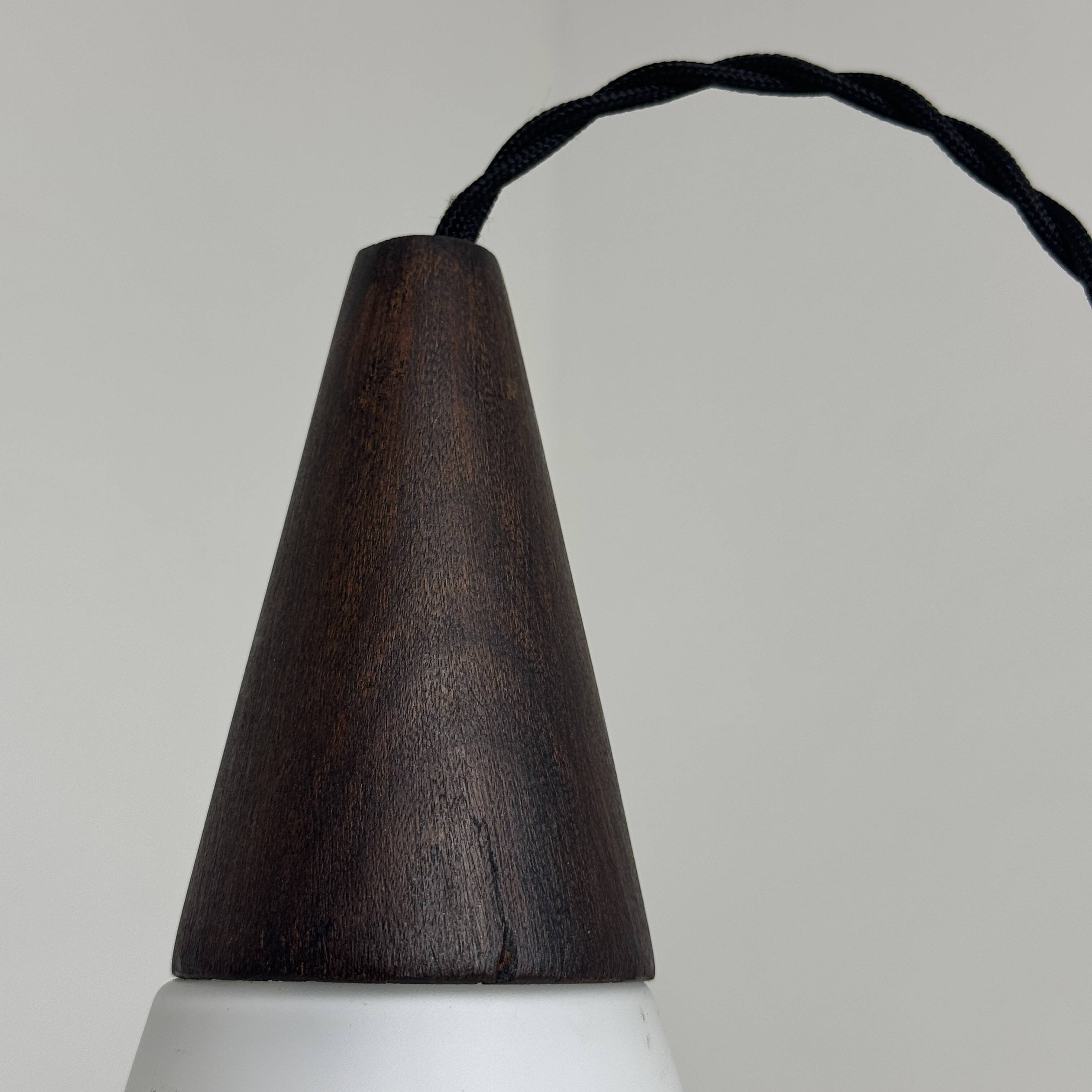 Ancienne suspension scandinave en opaline