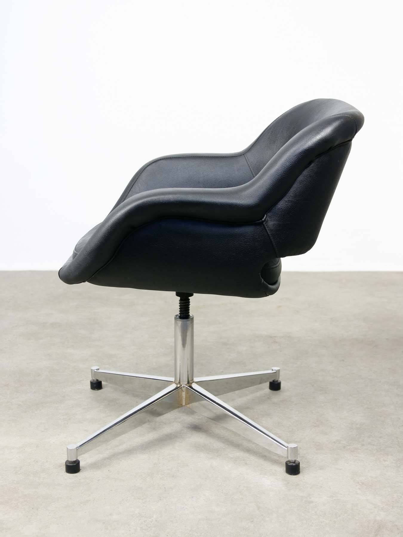 Chaise pivotante vintage en simili cuir noir italien et chrome
