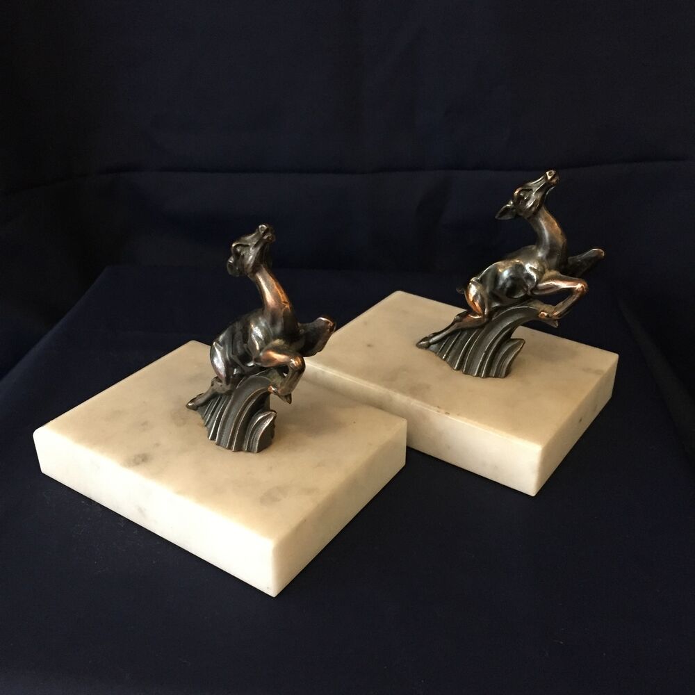 Paire de serre-livres art deco biches en regule socle marbre blanc veine de noir
