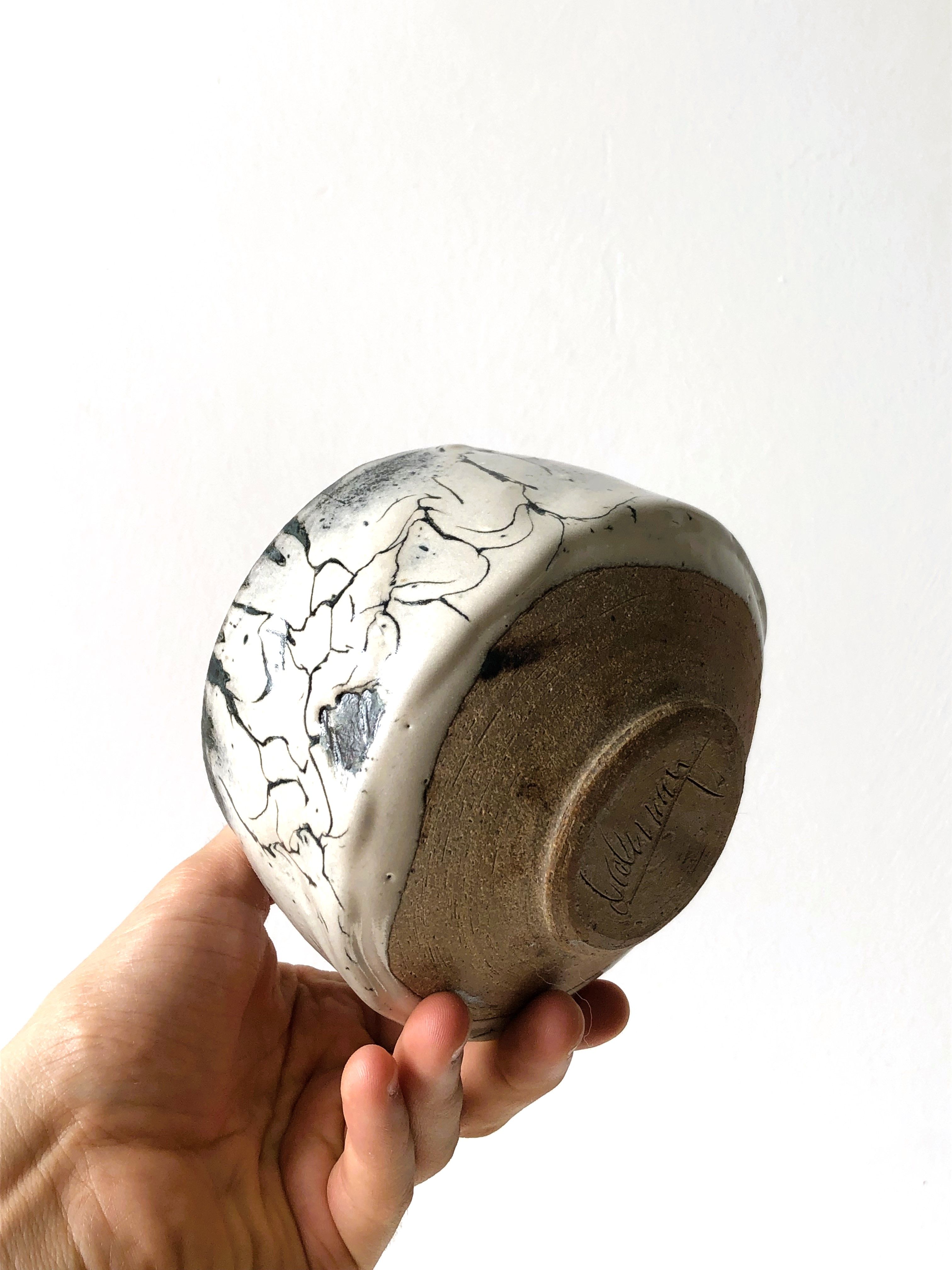 Small bowl or flower pot cover in black and white ceramic, signed, very decorative in excellent condition