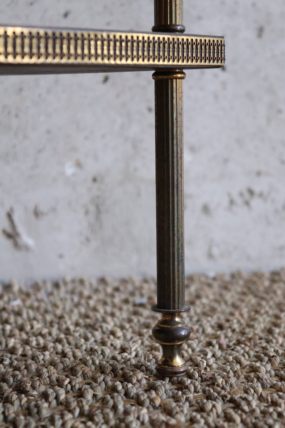 Corner shelf on foot in vintage wood and brass