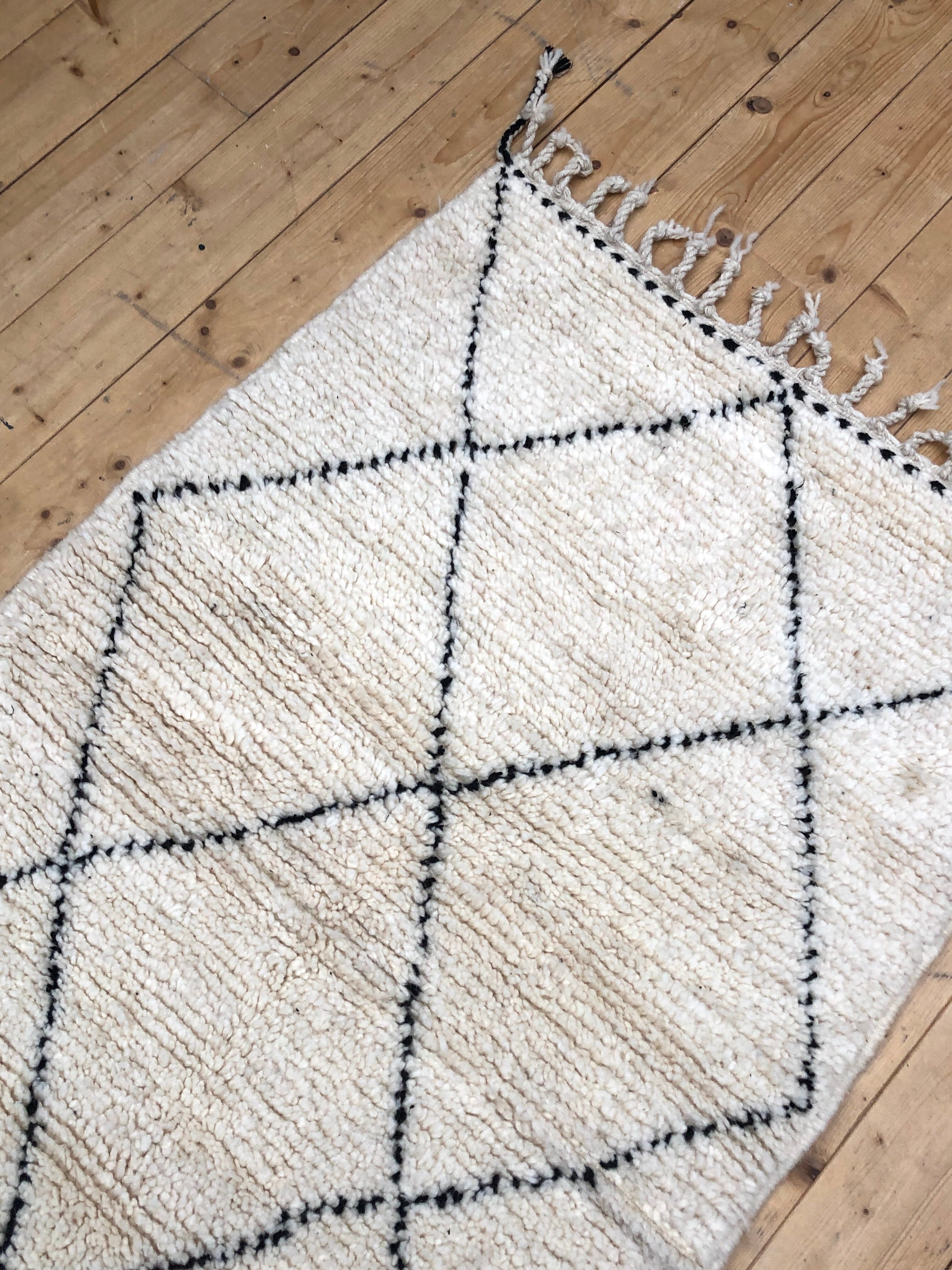 Moroccan Berber carpet Beni Ouarain with black diamonds 1,48x0.95m