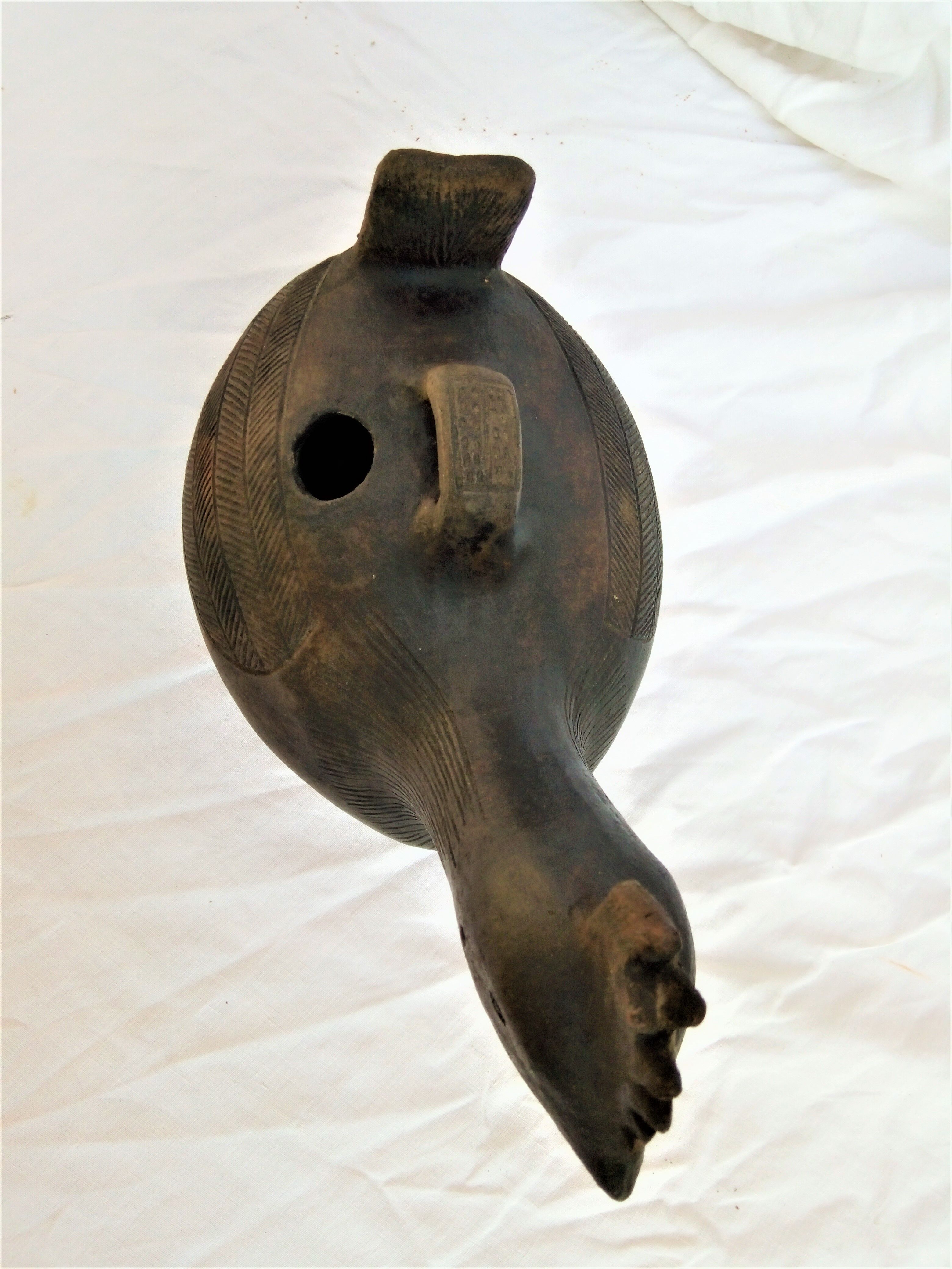 Pourer, terracotta teapot. Hen.