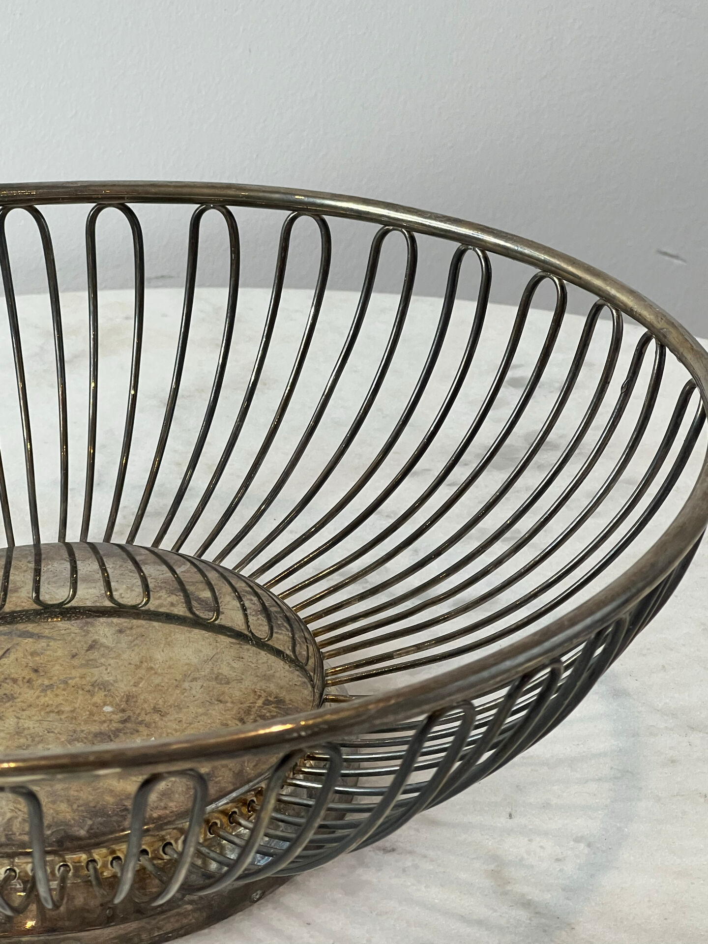 Elegant vintage design silver-plated wire planter