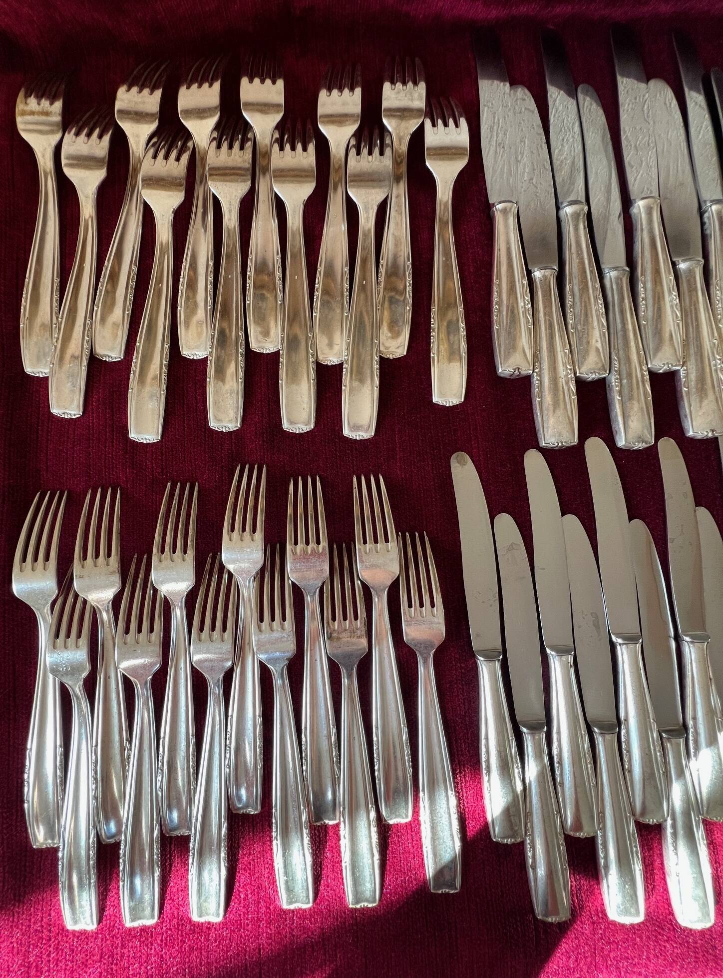 A cutlery set of 81 pieces.