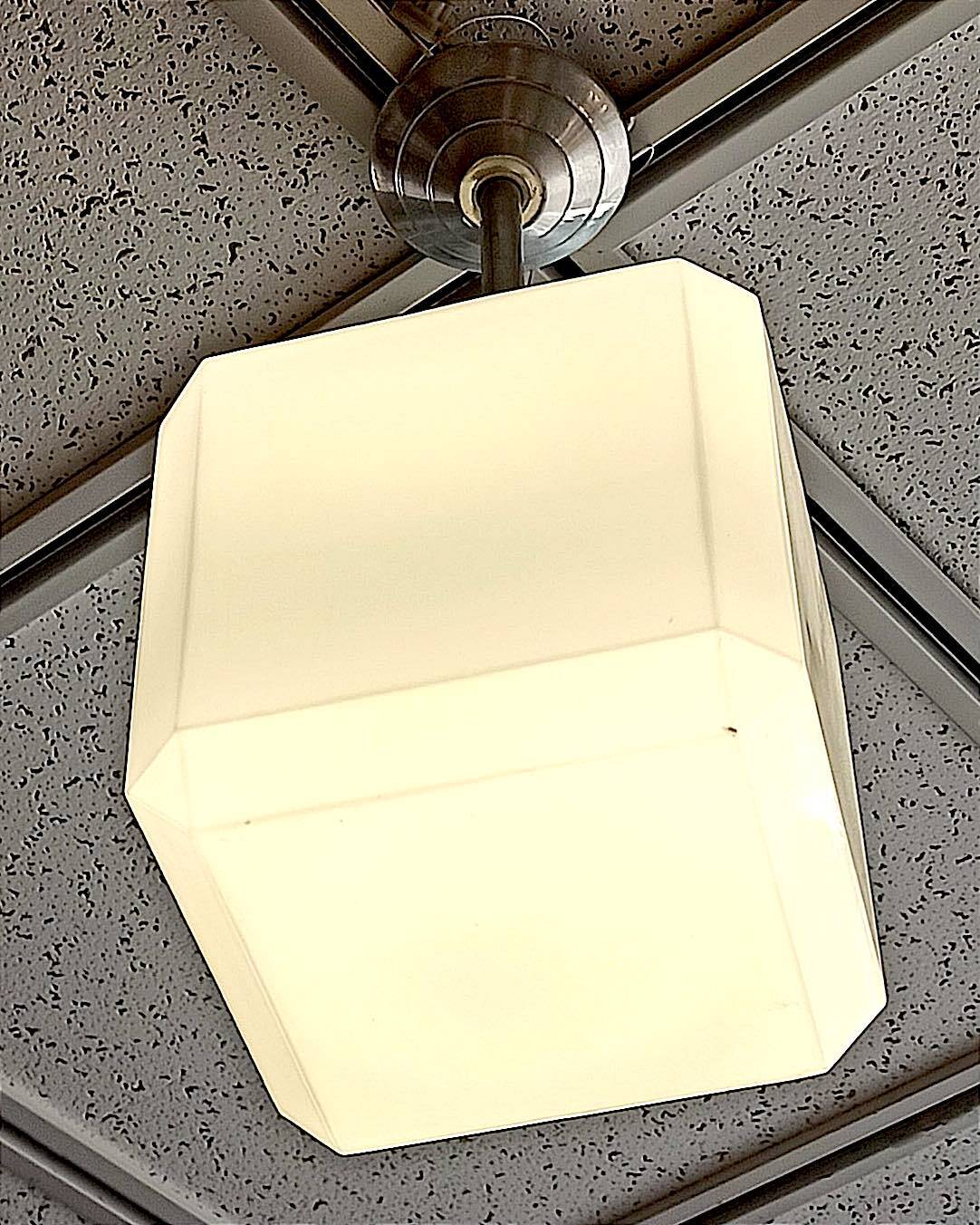 Suspension cubique opaline blanche Art déco Hauteur 44 cm Largeur 20 cm