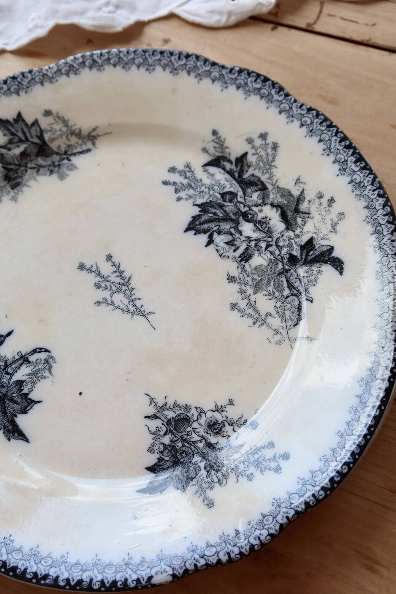 Flat plate iron earth Onnaing - Blue-black plant decoration on ivory background