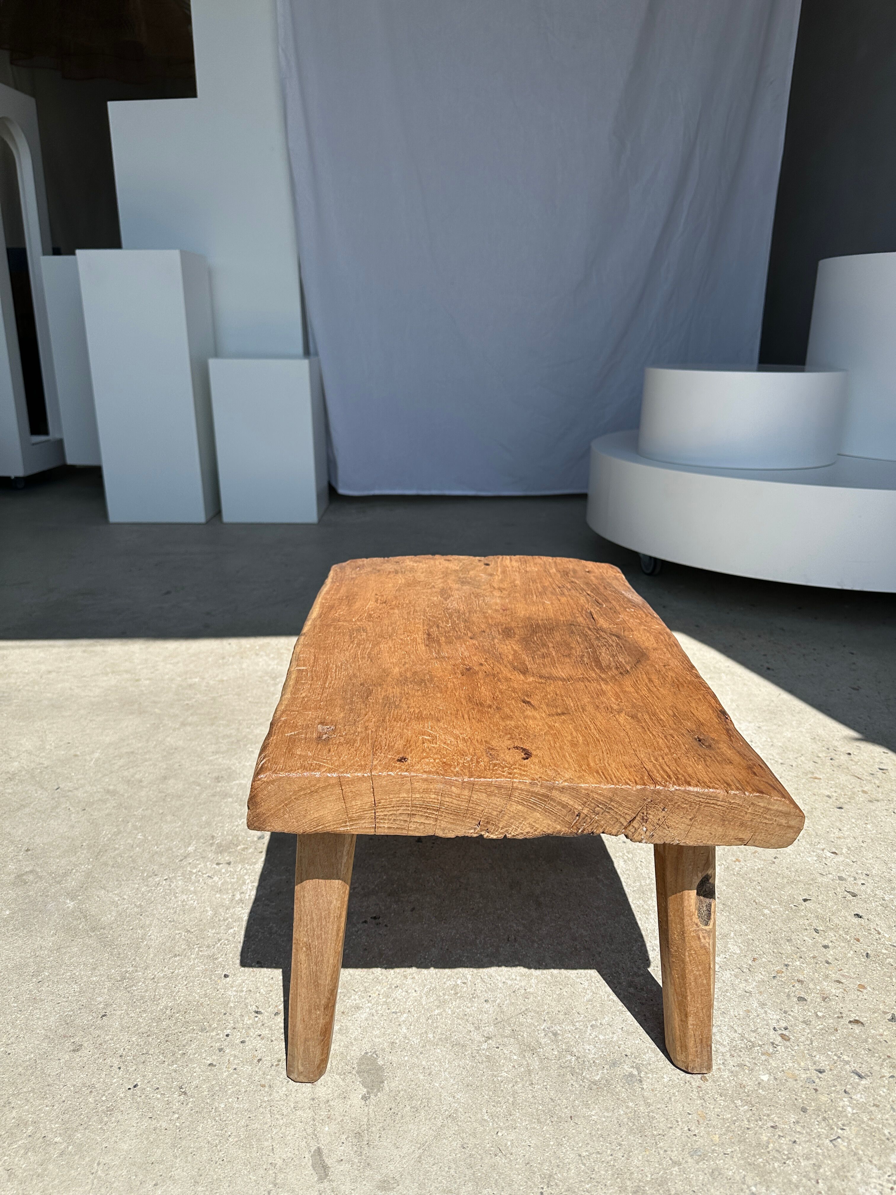 Coffee table in blond teak quadripod