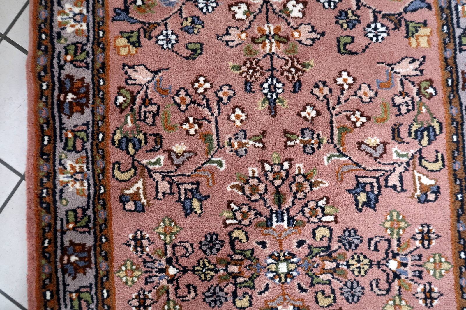 Tapis vintage Seraband à motifs floraux fait main