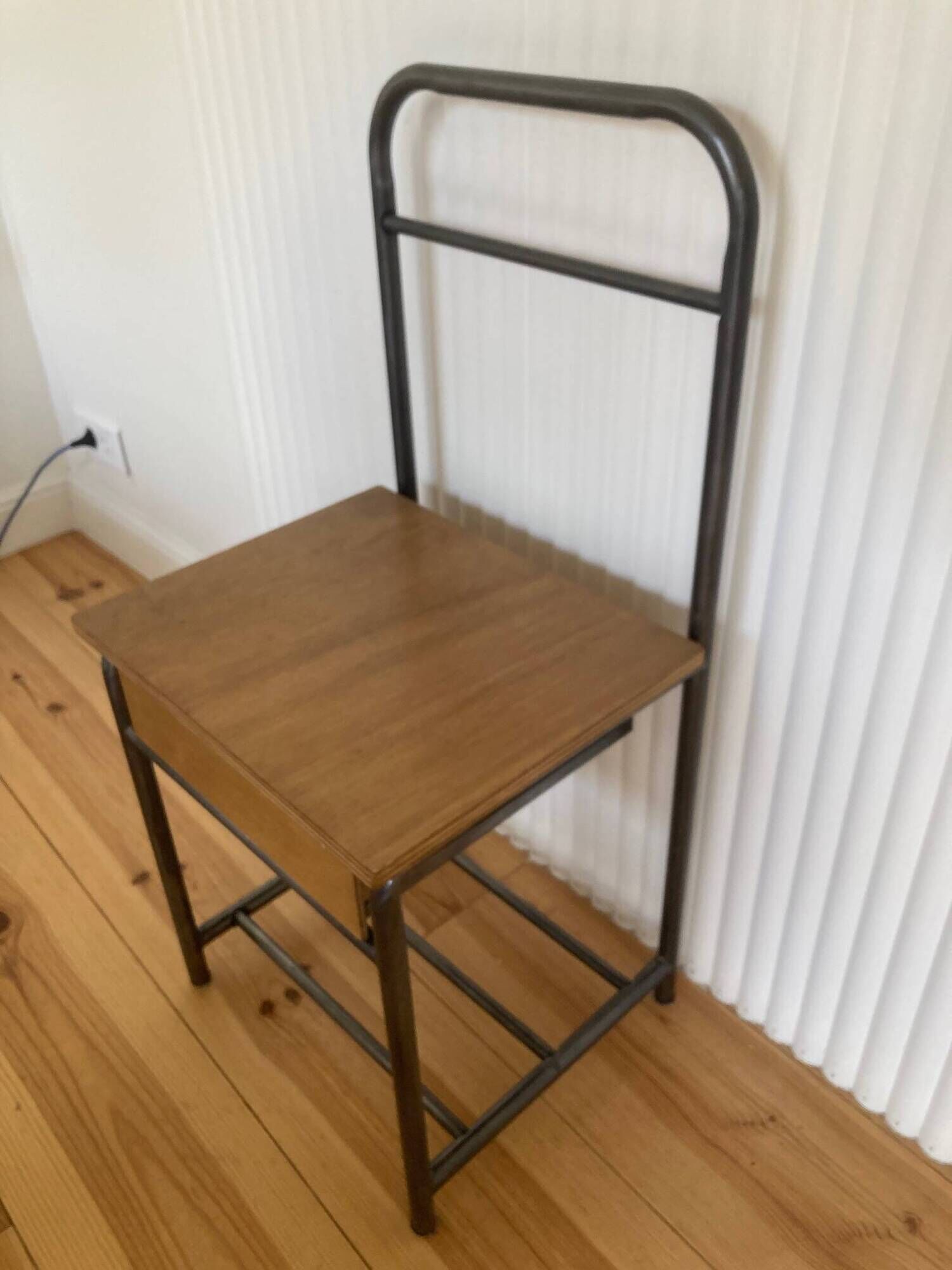 Table de chevet d'internat, de pensionnat