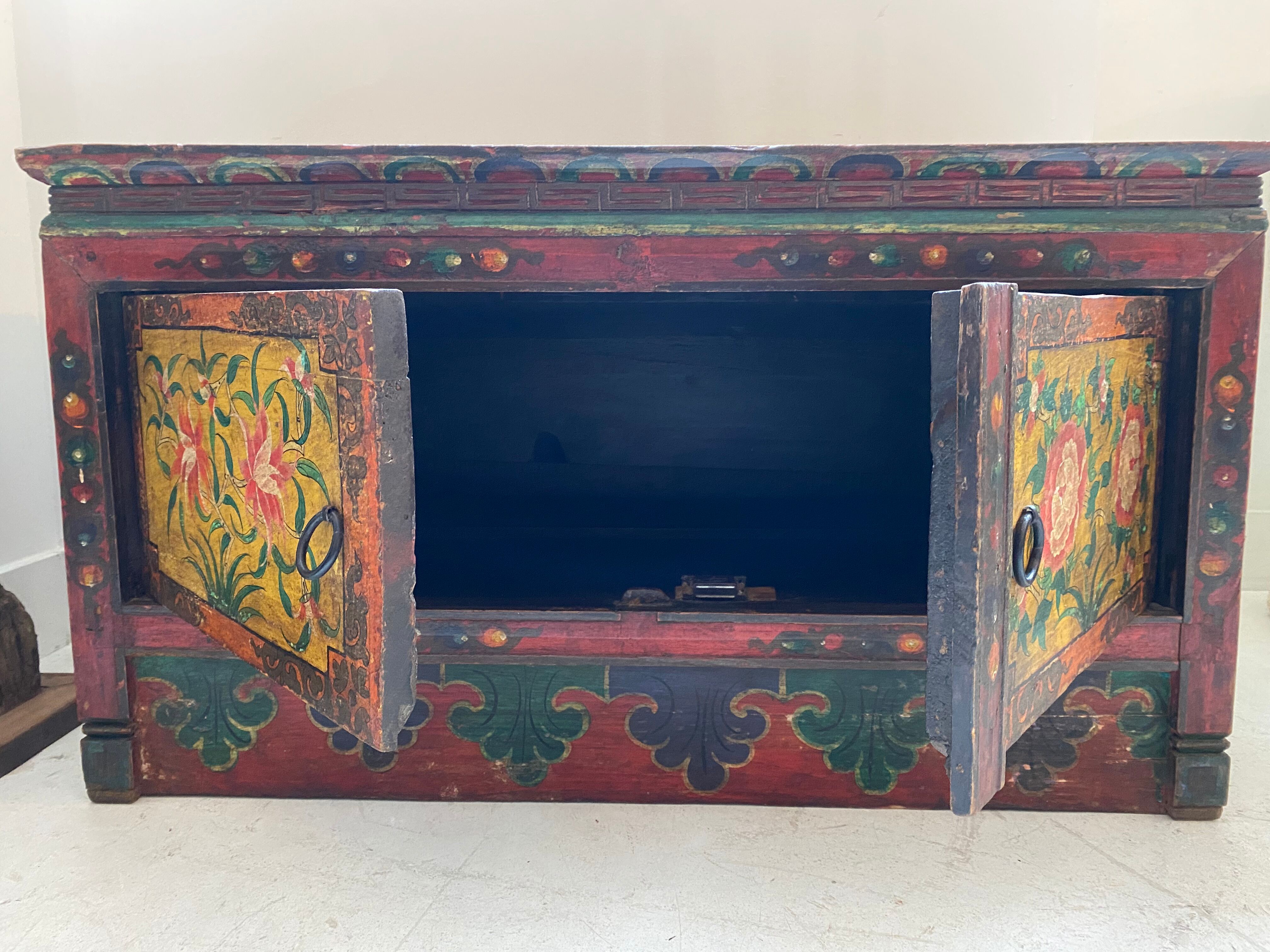 Tibetan wooden chest with polychrome decoration XIXEme