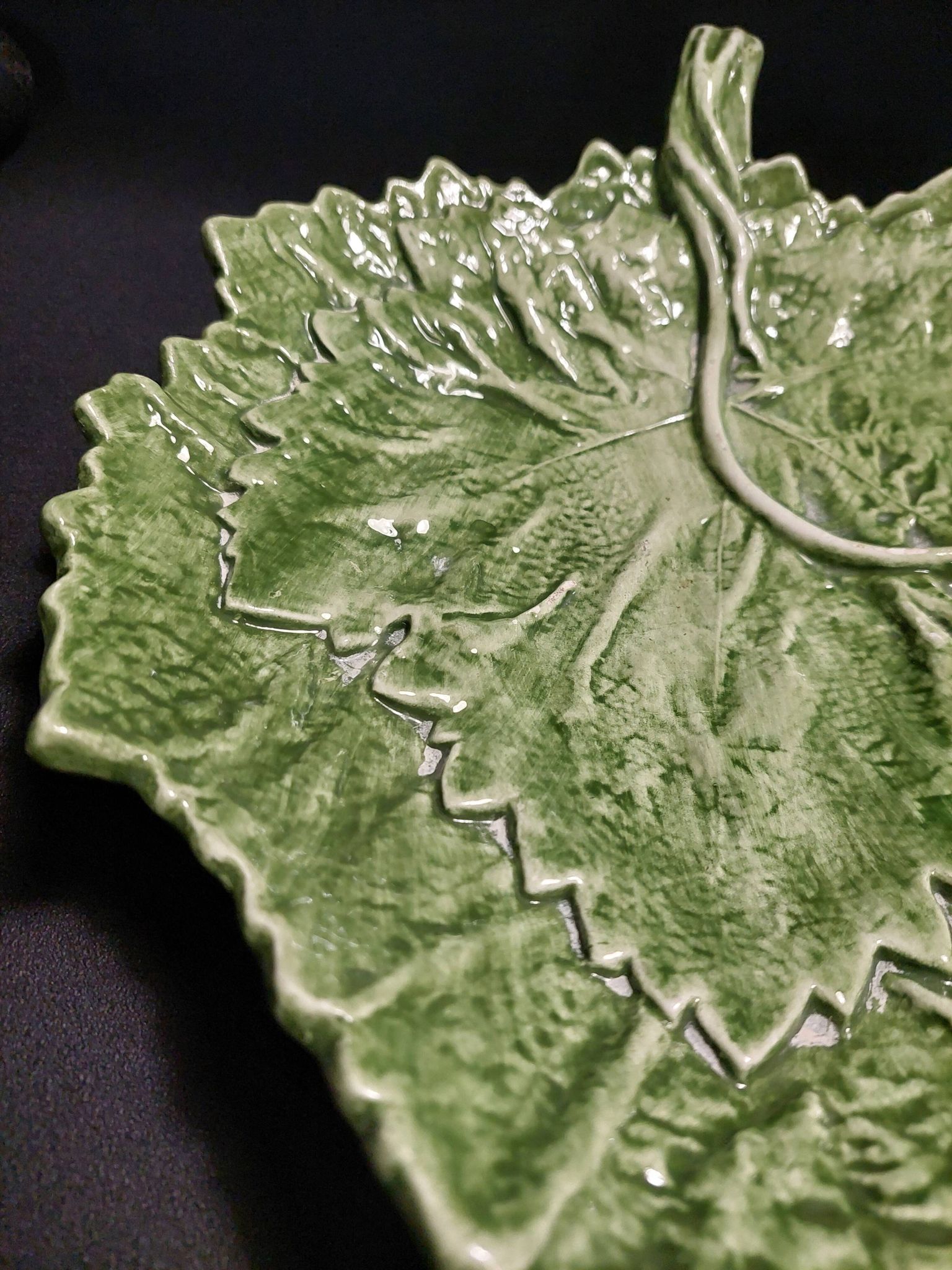 Assiette barbotine feuille Portugal seconde moitié XXème