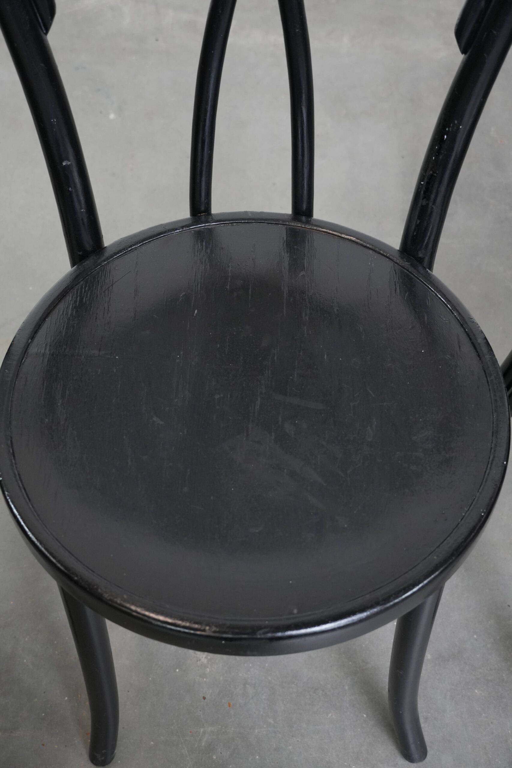 Ensemble de 4 chaises de bistrot noires de style Thonet vintage