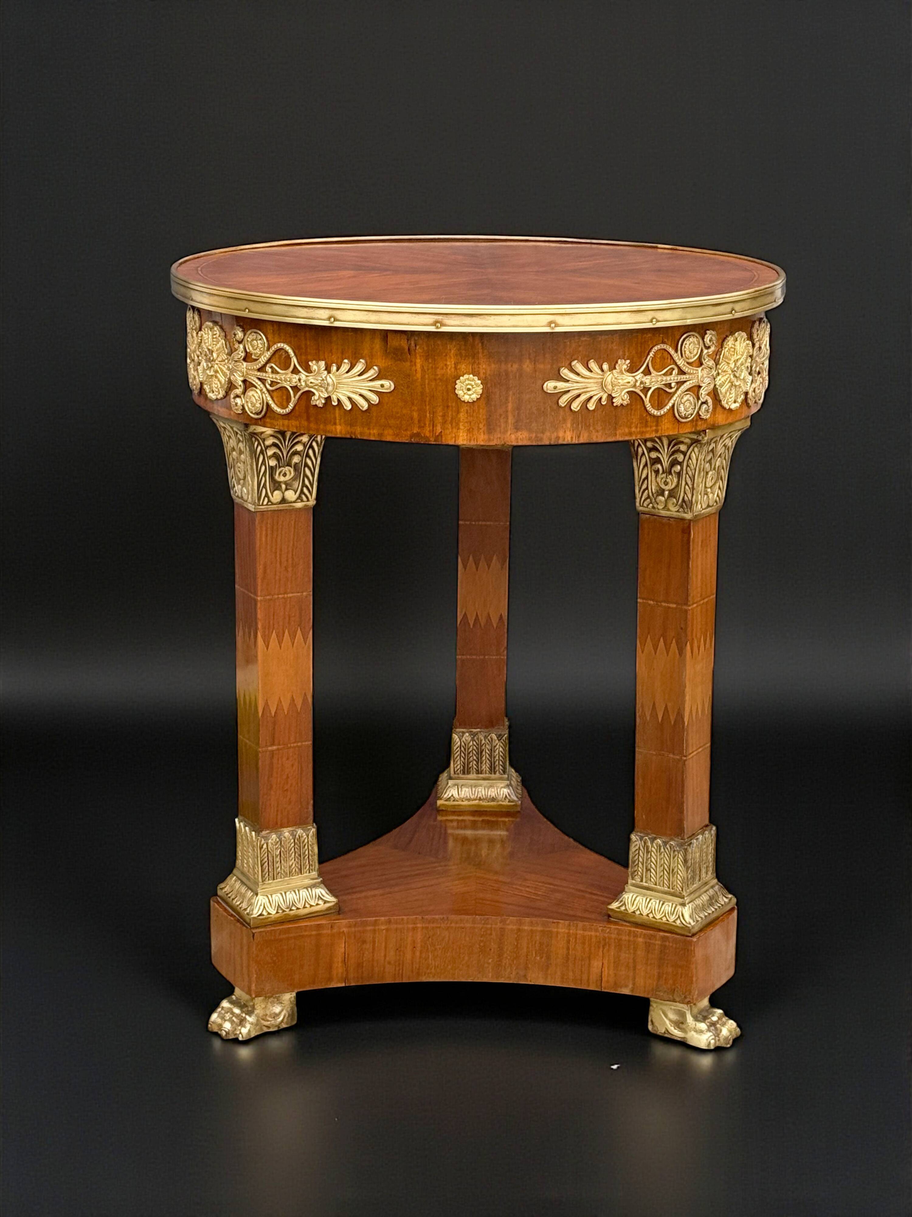 Circular gueridon empire of the 19th century in marquetry ornamented with gilt bronze