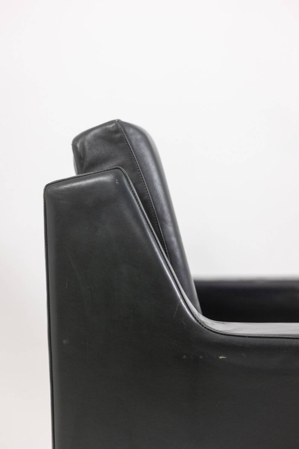 Airborne. Paire de fauteuils en cuir vert. Années 1950.