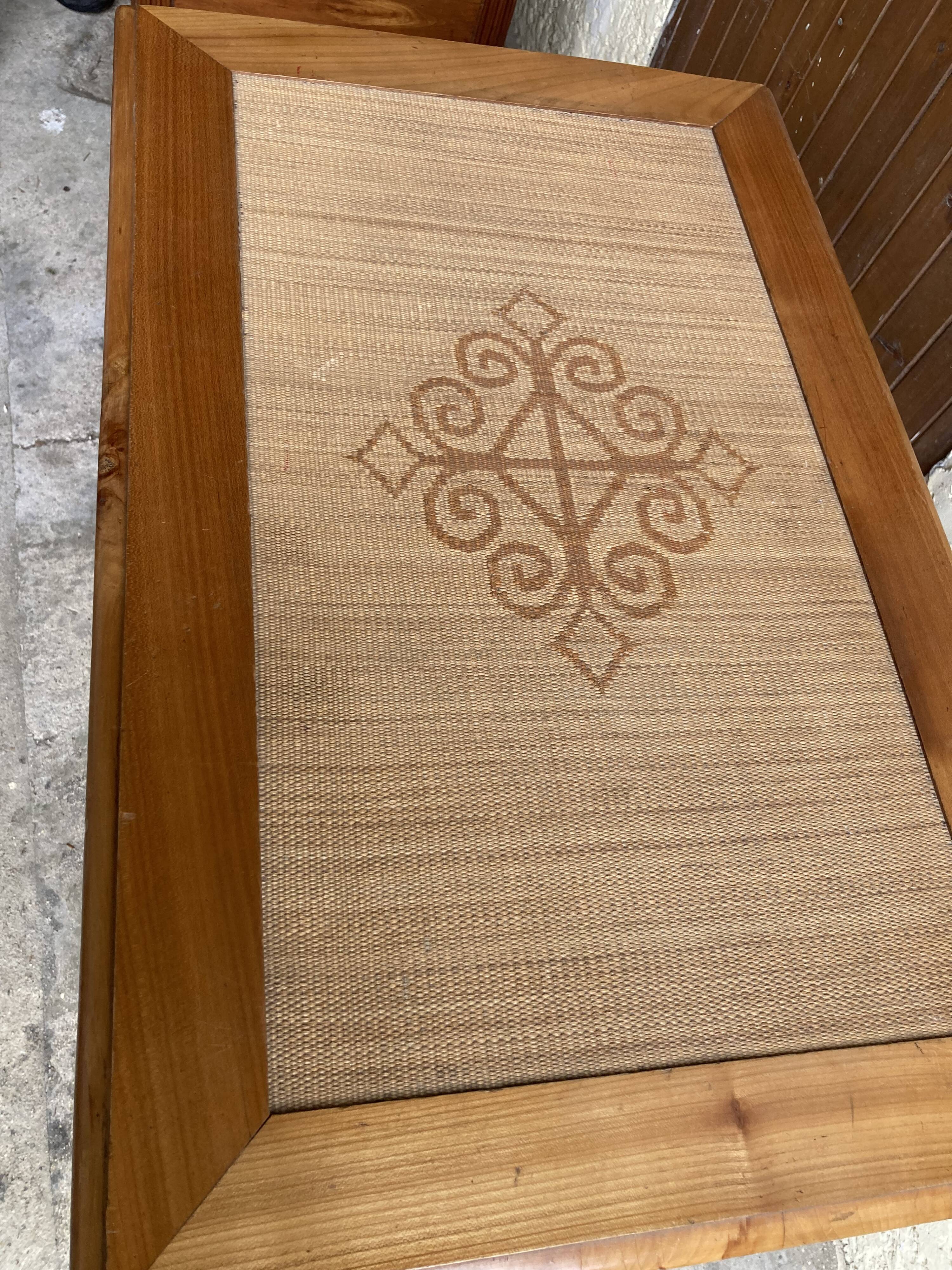 Table en bois style bambou et paille tressée