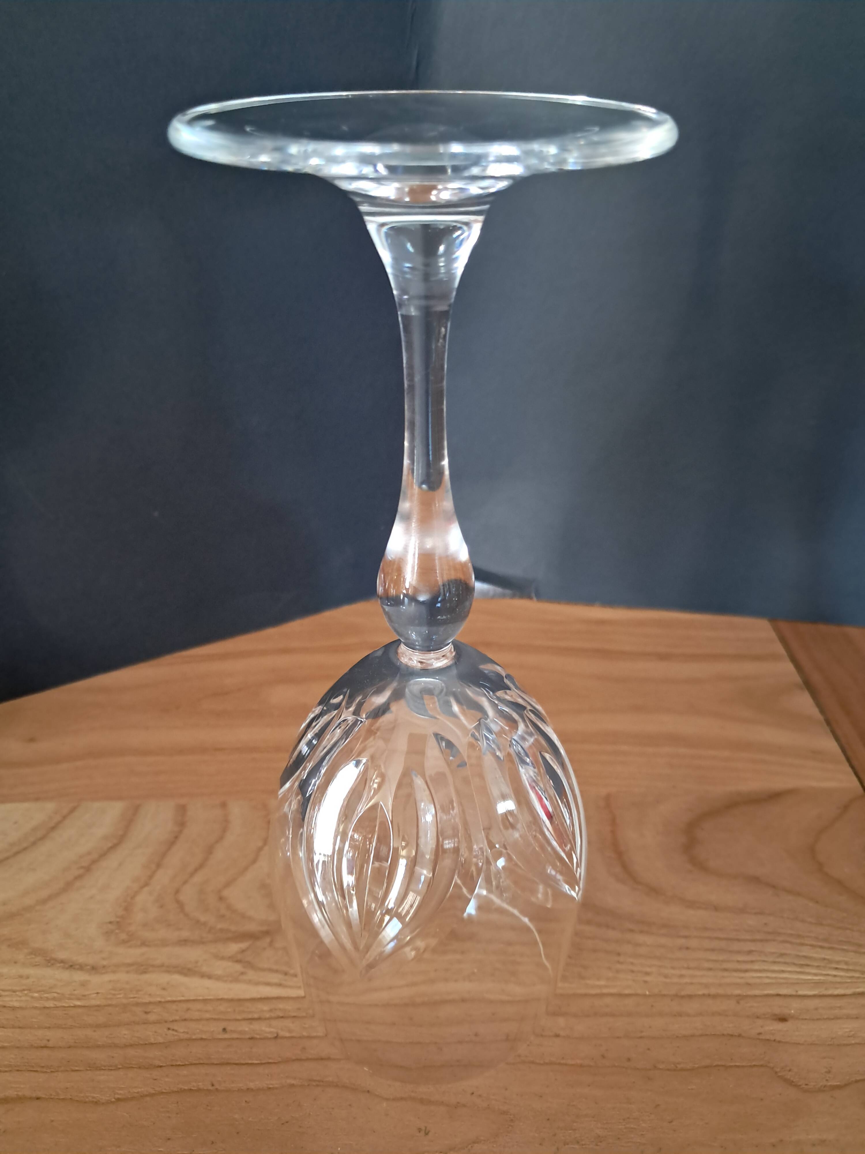 Crystal wine glasses with petal decoration