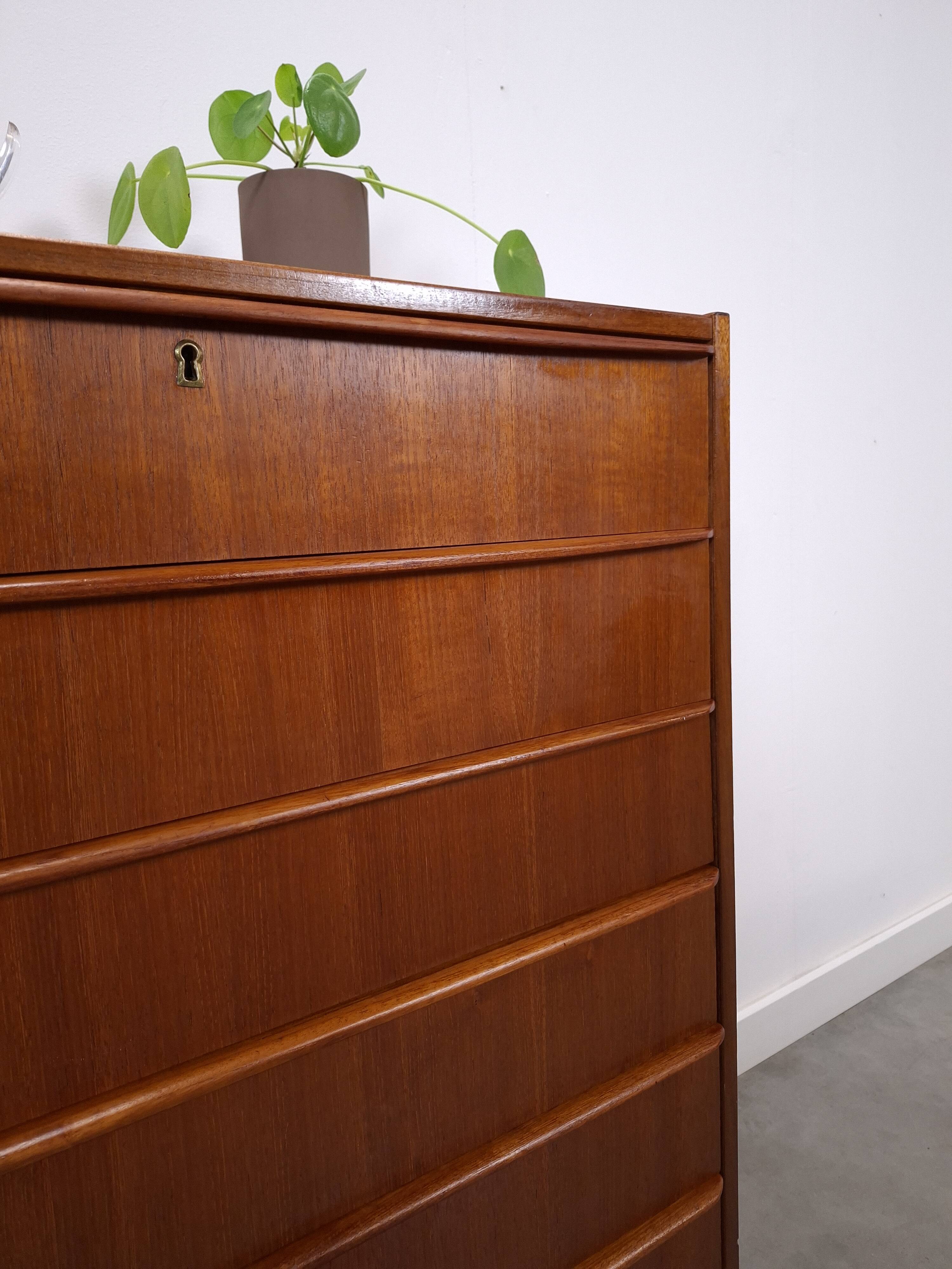 Commode en teck en provenance du Danemark avec 6 tiroirs.