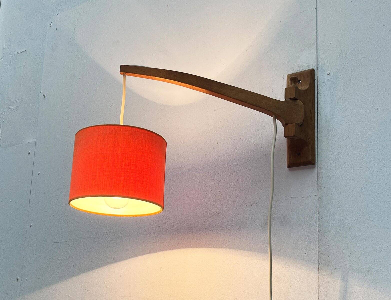 Mid-century cantilever wall lamp with a pivoting arm, 1960s.