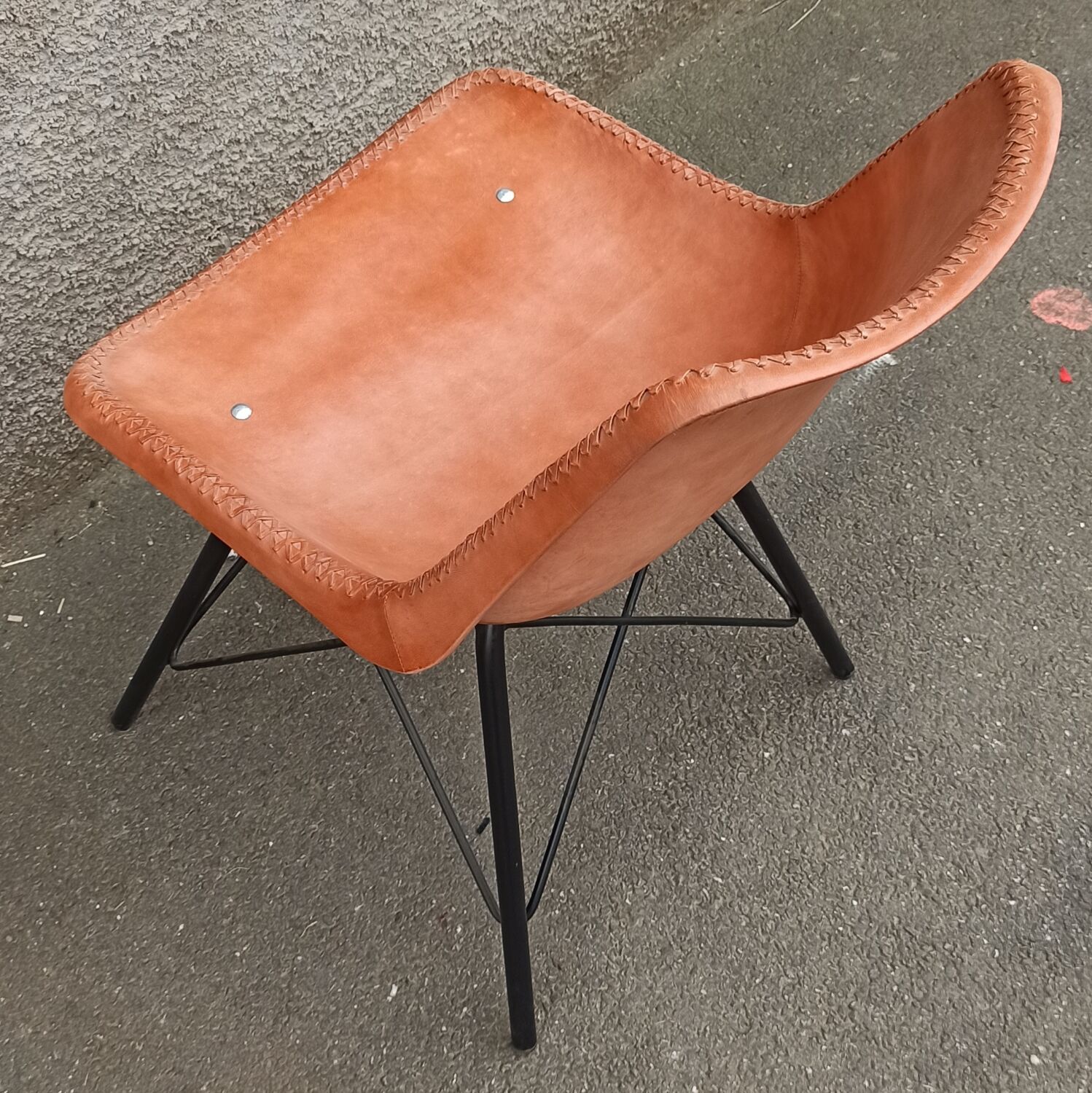 Set of 6 leather chairs with black metal frame