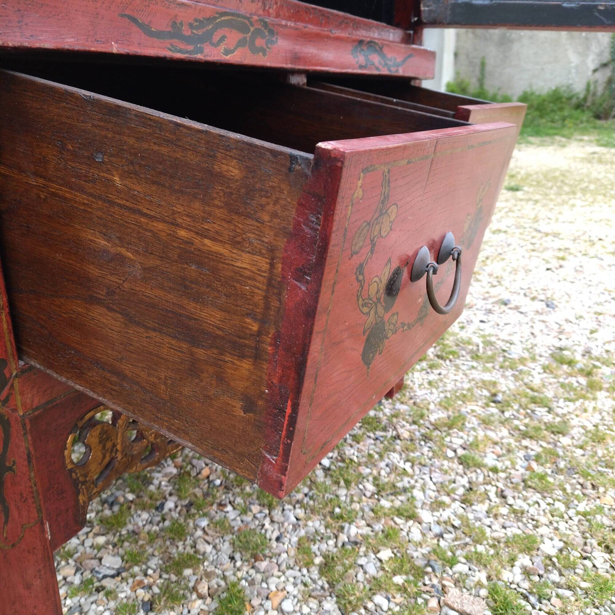 Lacquered cabinet China 50