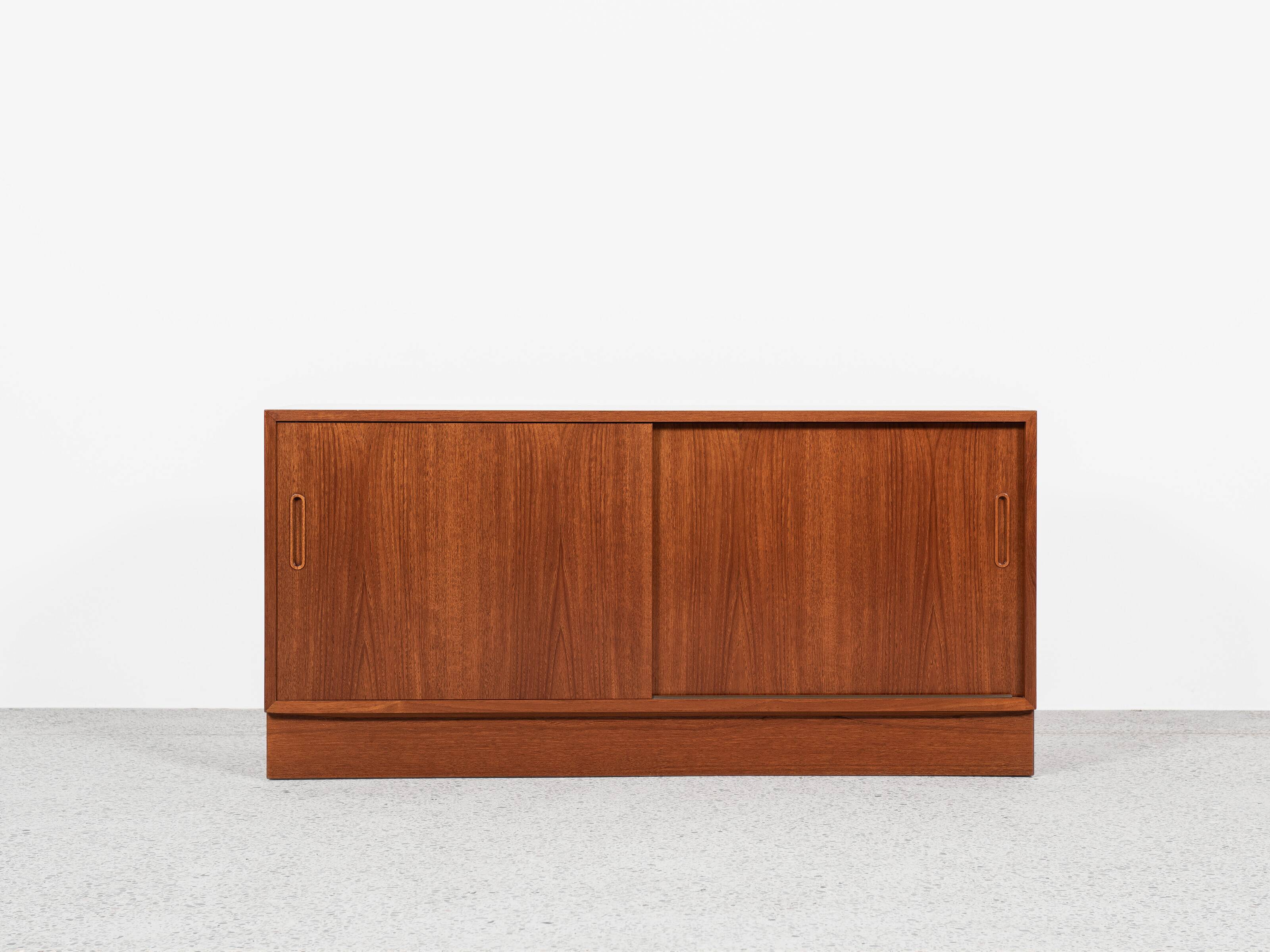 Midcentury Danish lowboard in teak with 2 sliding doors by Hundevad 1960s - 138cm