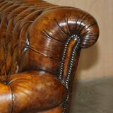Victorian Chesterfield canapé in hand-dyed serpentine leather.