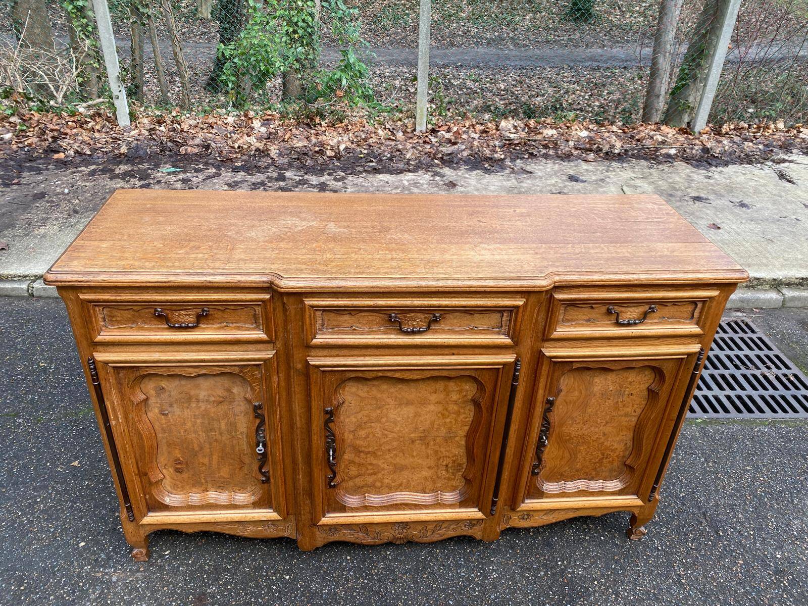 Buffet Louis XV époque 19ème en bois chêne massif