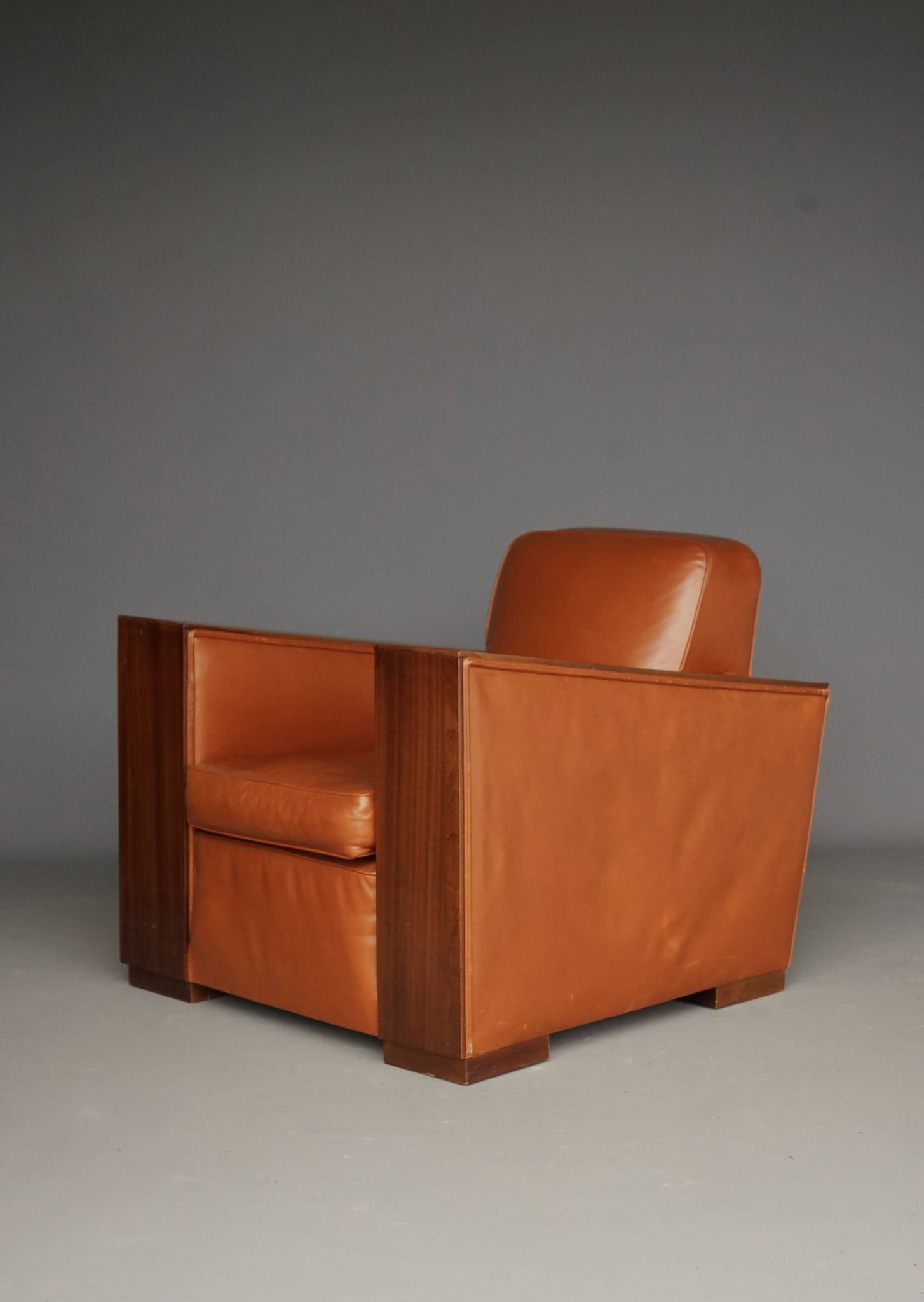 Paire de fauteuils en cuir Art Déco. Années 1940.