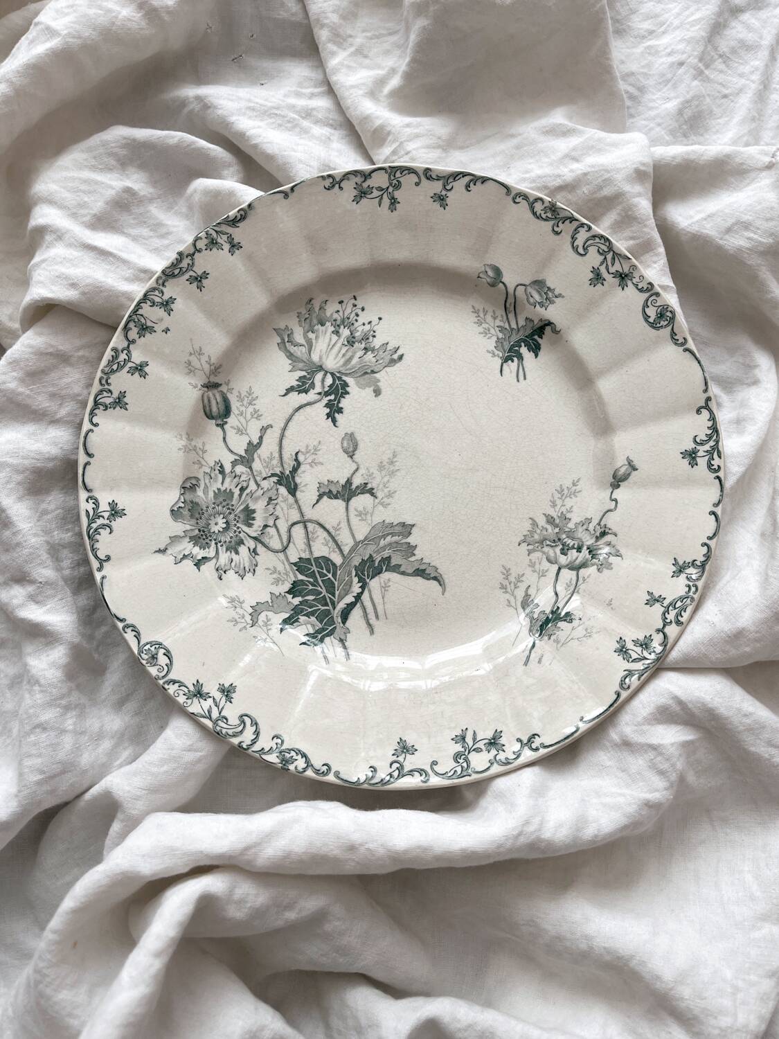Round ironstone dish “Pavots” Choisy le Roi