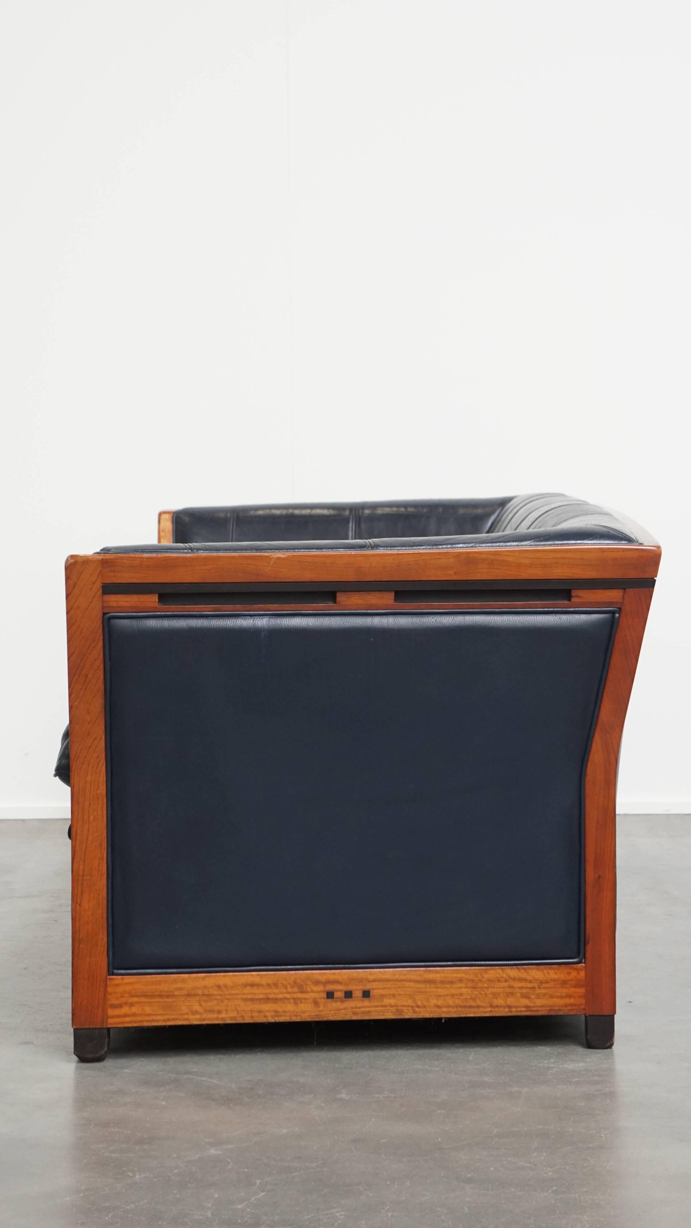 Canapé Art Déco 2,5 places avec boiseries et cuir de vachette bleu foncé