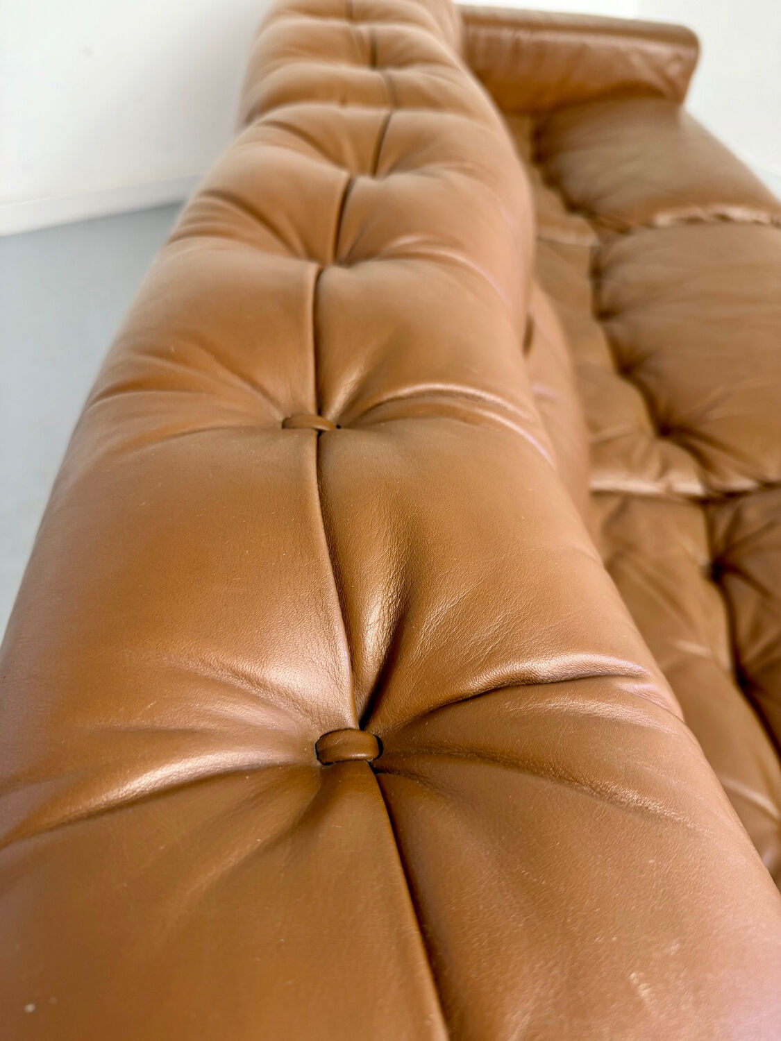 Vintage 1970s De Sede DS-40 camel leather 3-seater sofa.