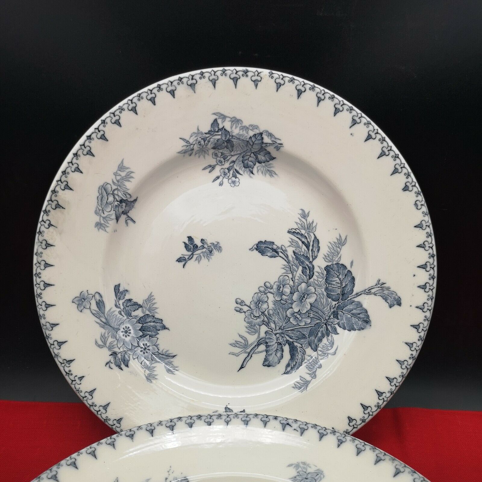 Pair of round dishes in Sarreguemines earthenware model Flore.