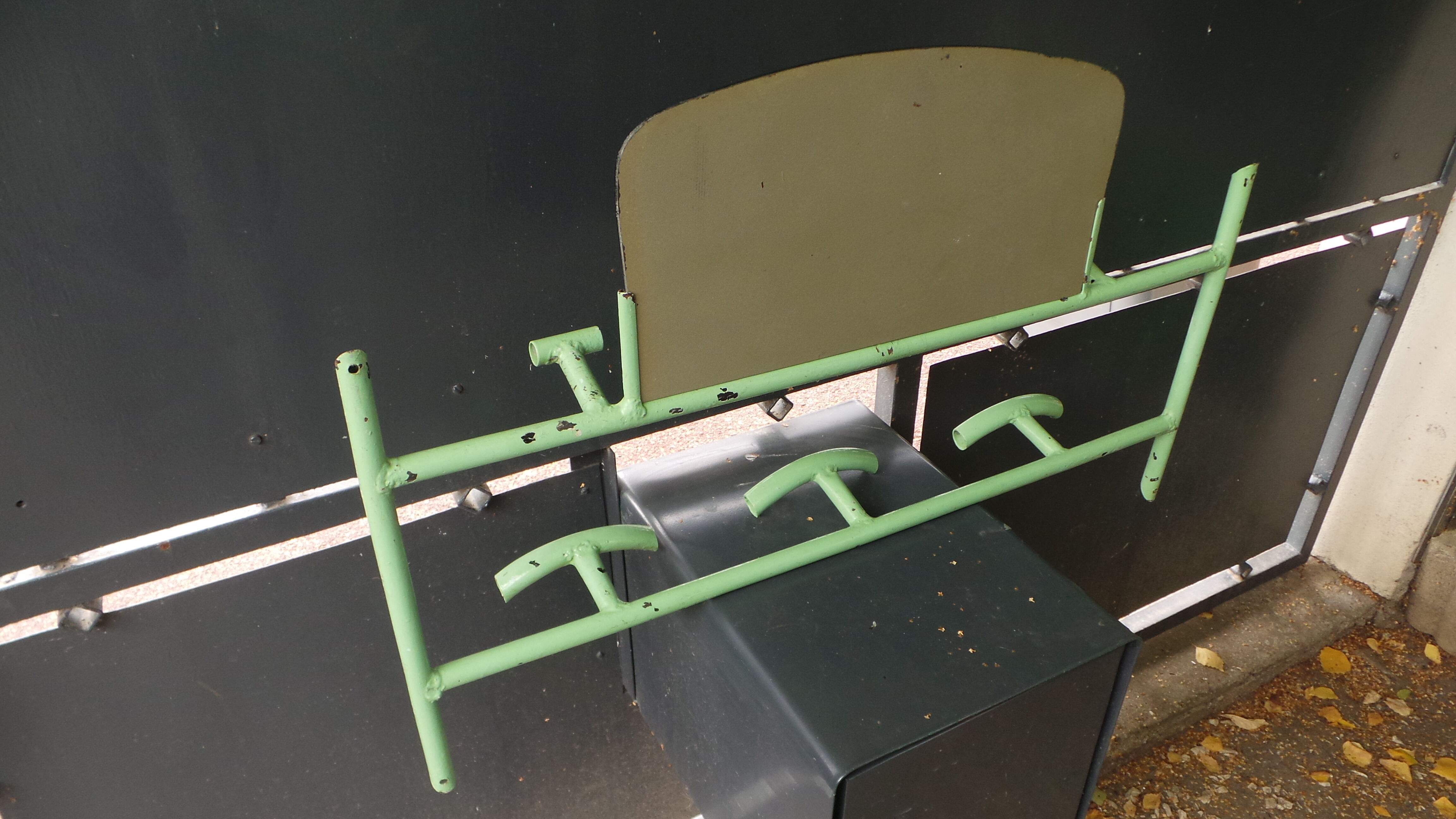 Coat rack green metal and its former mirror