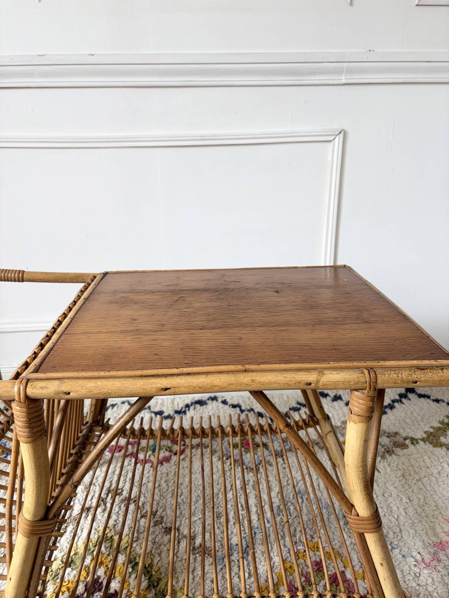 Table basse porte revues en rotin vintage