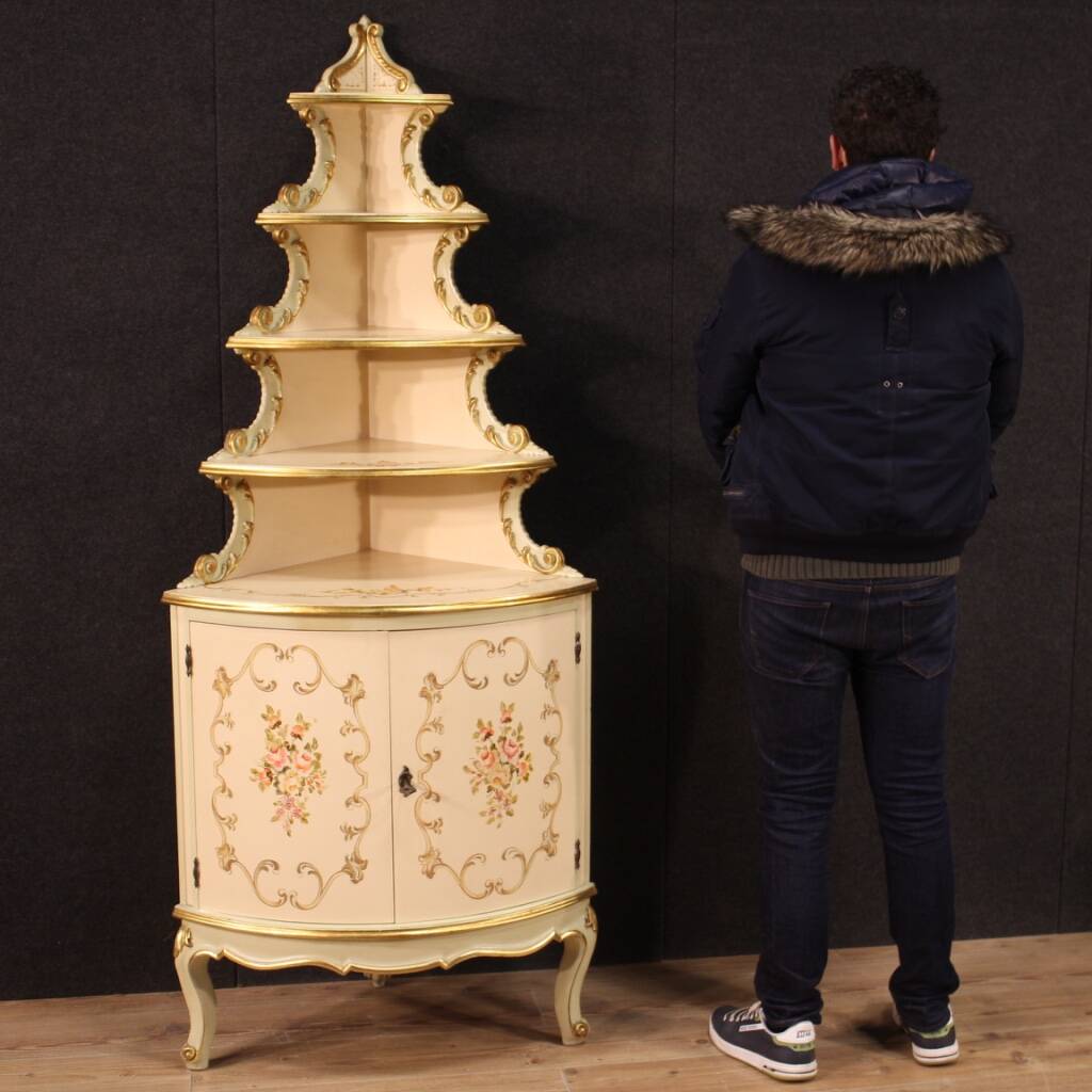 Corner cabinet in lacquered, gilded and painted wood from the 20th century