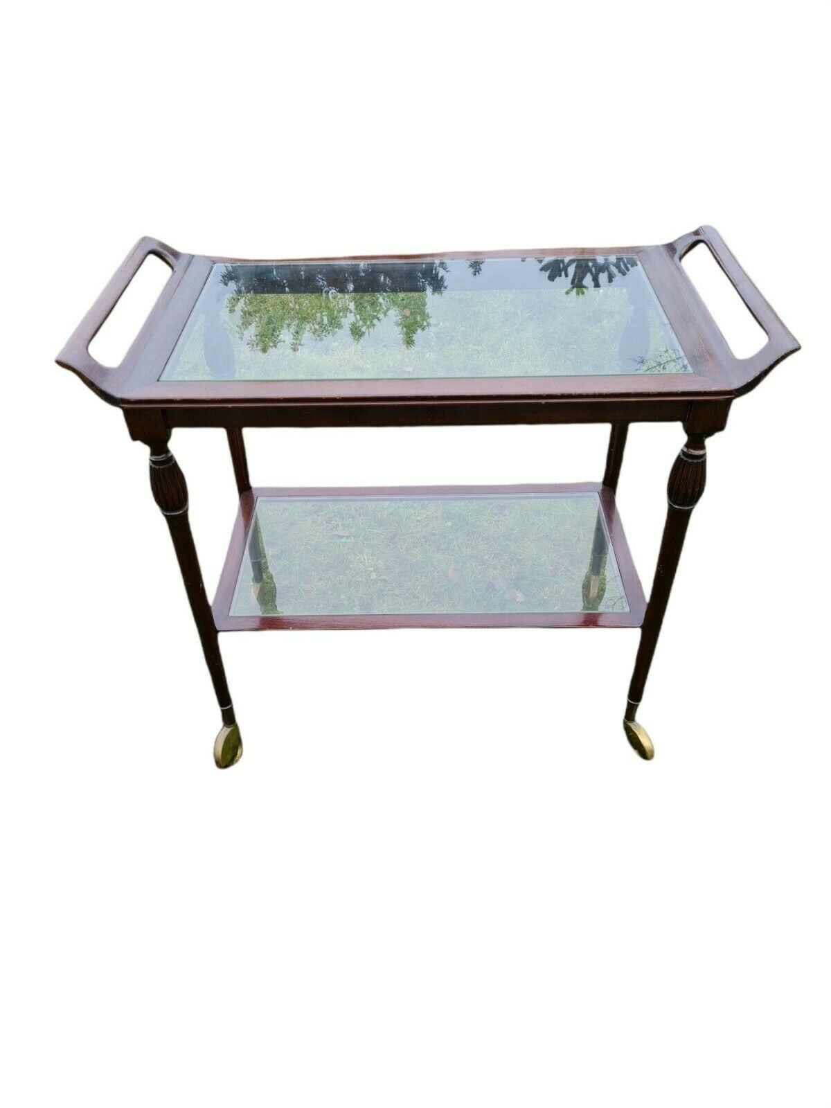 Serving on wooden and glass wheels